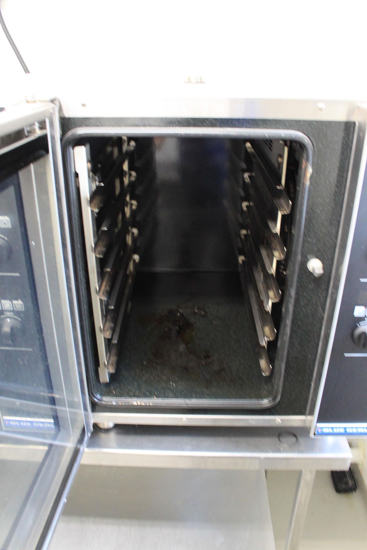 Blue Seal Turbofan Convection Oven E33D5 6kw. 20 Programmes And Three-Stage Cooking With Simple Dial - Image 2 of 2