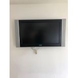 Phillips Flat TV 37" With Wall Mount
