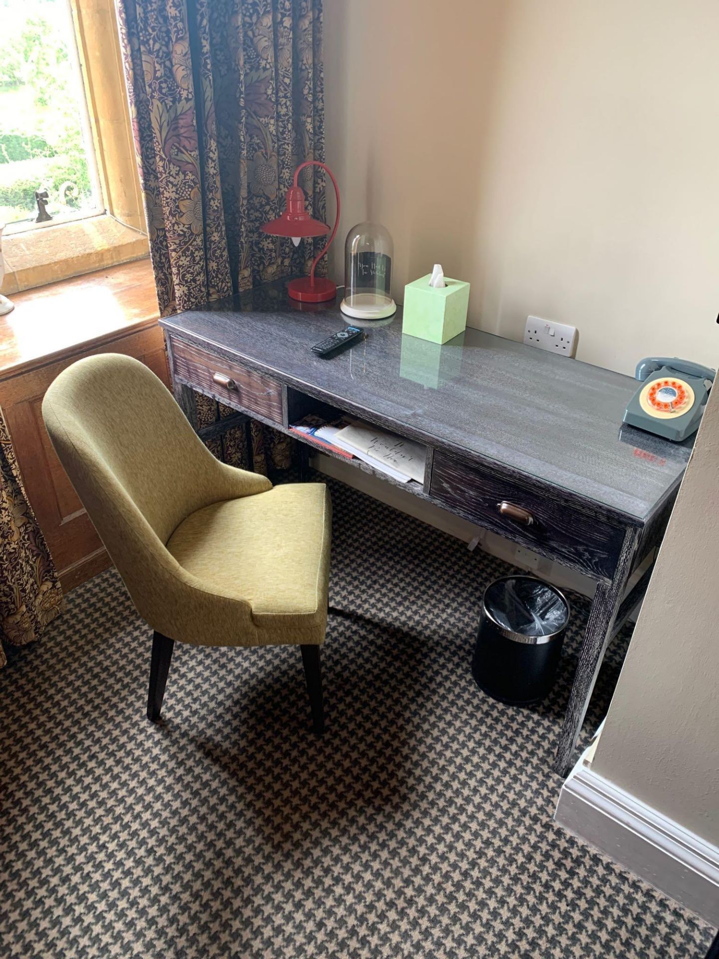 A Contemporary Desk Enhanced With A Sleek Washed Black Wood Finish 140 x 57 x 81cm With Drawers - Image 2 of 4