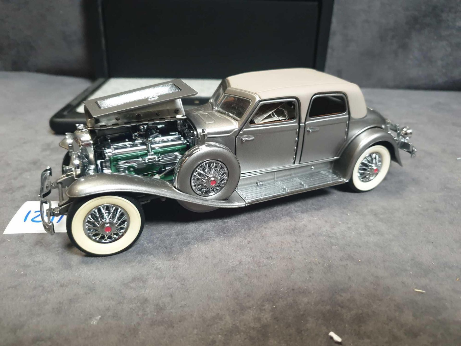 Franklin Mint 1933 Dussenberg SJ Twenty Grand Diecast Model Car Mint Model - Image 2 of 3