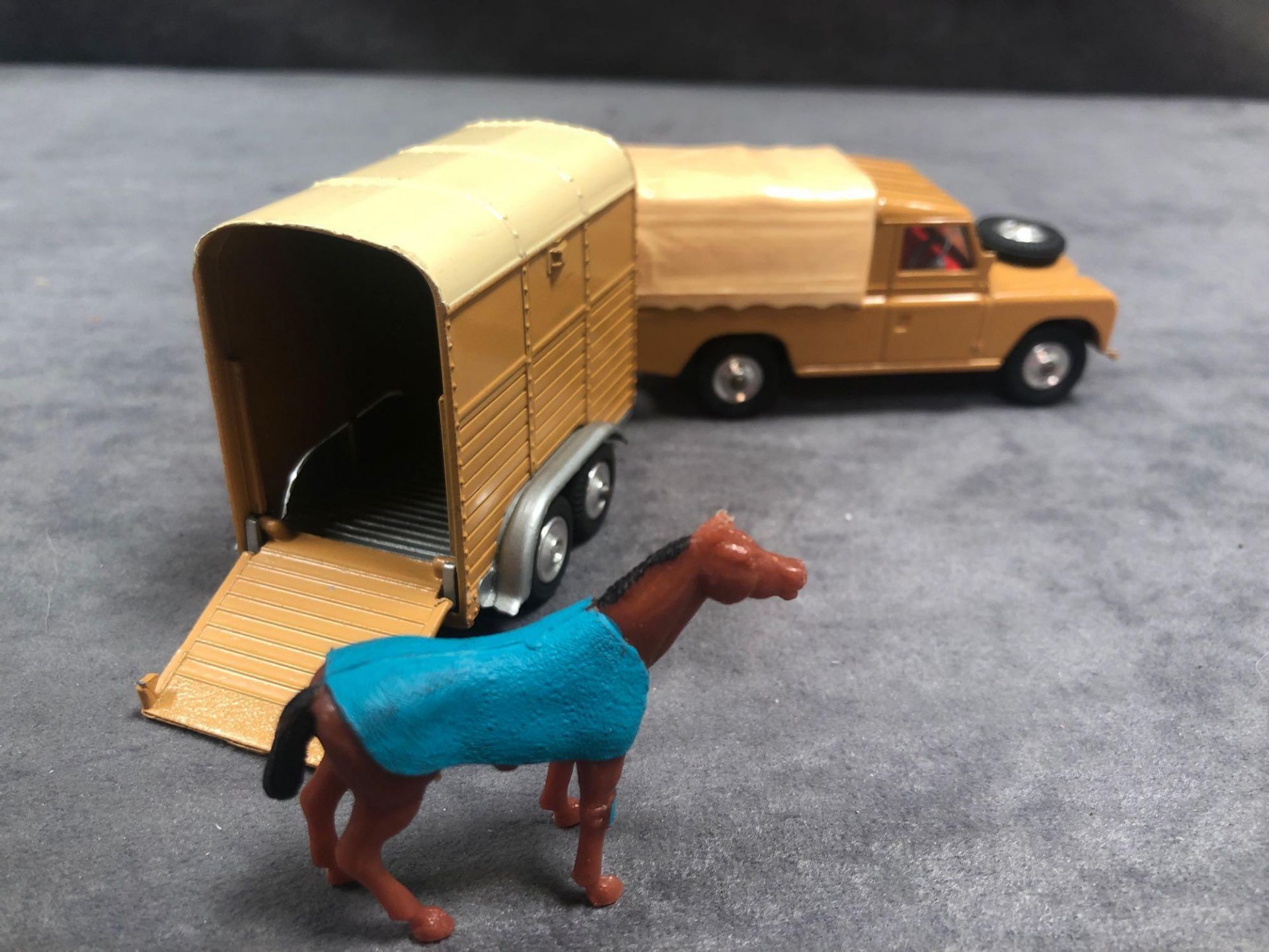 Mint Corgi Land Rover And Horsebox In Brown And Cream With One Pony No Box - Image 3 of 3
