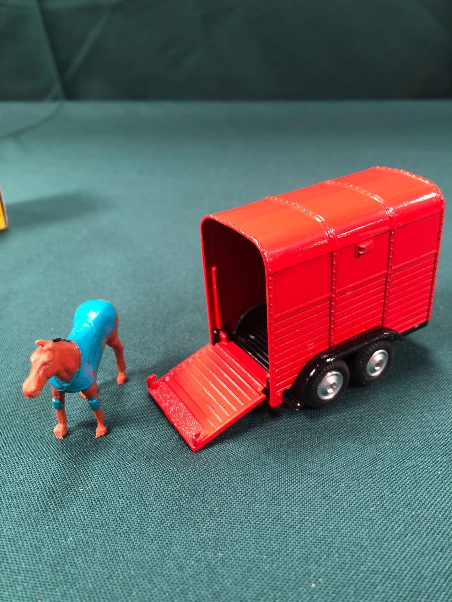 Mint Corgi Toys Diecast #102 Rices Pony Trailer With Pony And Excellent Box - Image 2 of 3