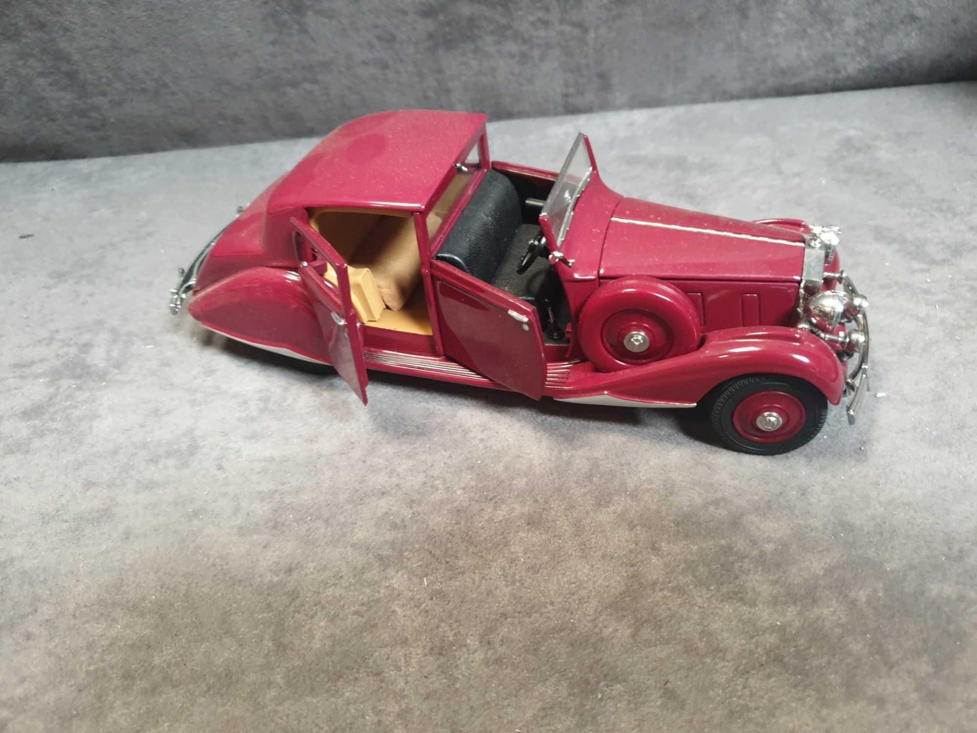 Danbury Mint 1:24 Scale 1938 Rolls-Royce Phantom III Sedanca De Ville Cabriolet Issued In 1998The - Image 2 of 4