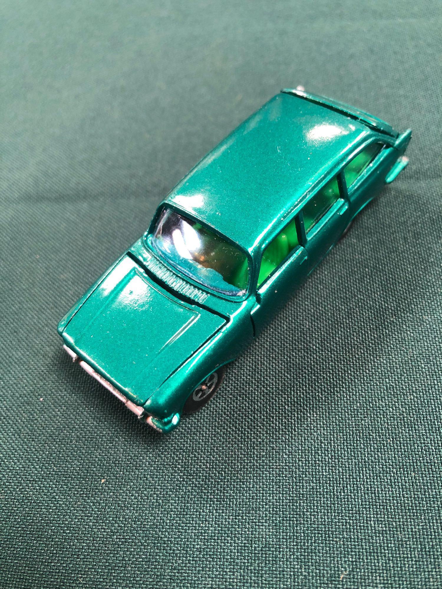 Lone Star Flyers Diecast Model #14 Ford (GB) Zodiac Mark III Estate In Green With Green Interior - Image 2 of 3