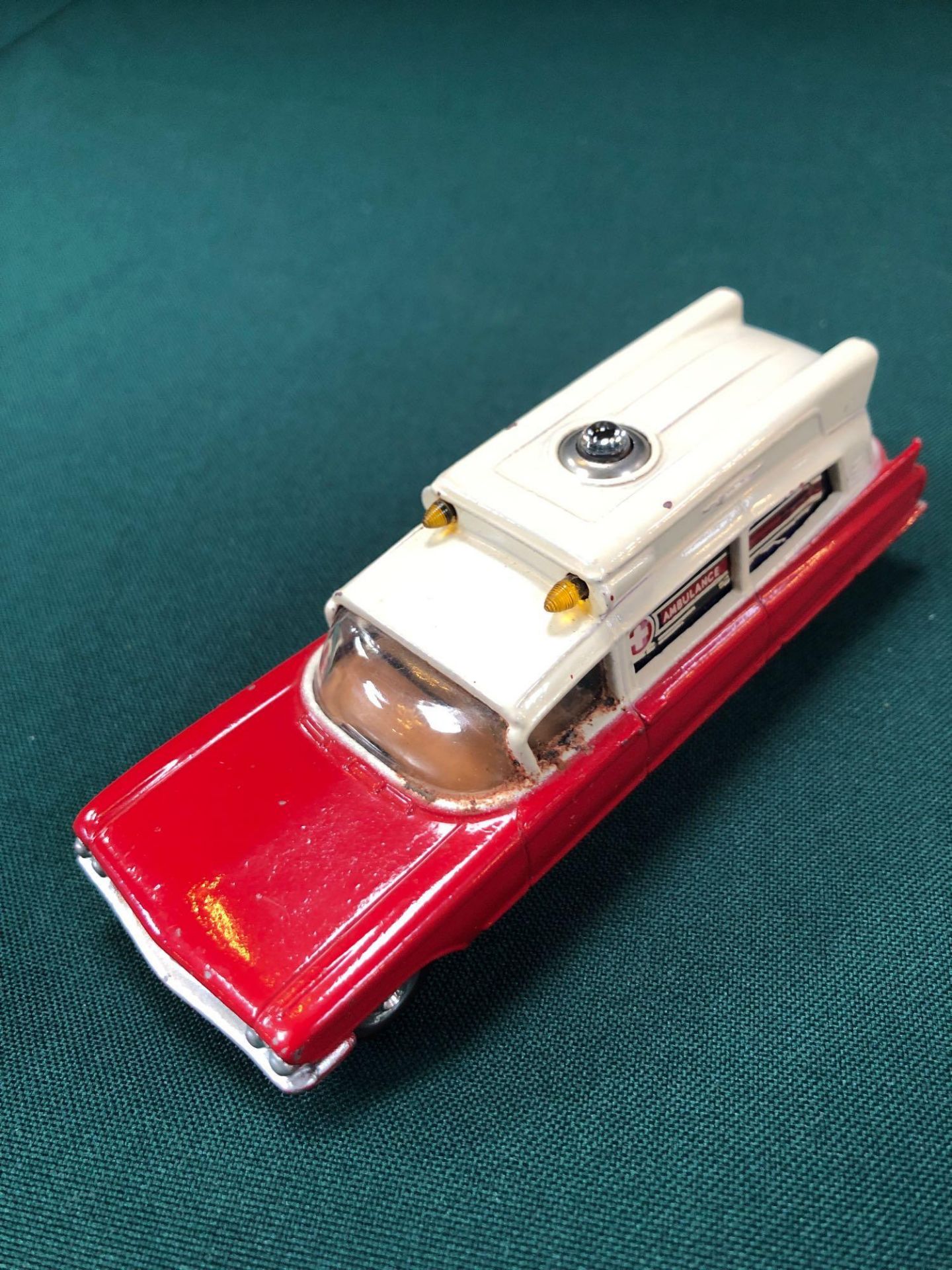 Excellent Corgi Toys Diecast #437 Superior Ambulance On A Cadillac Chassis And A Poor Box (No And - Image 3 of 3