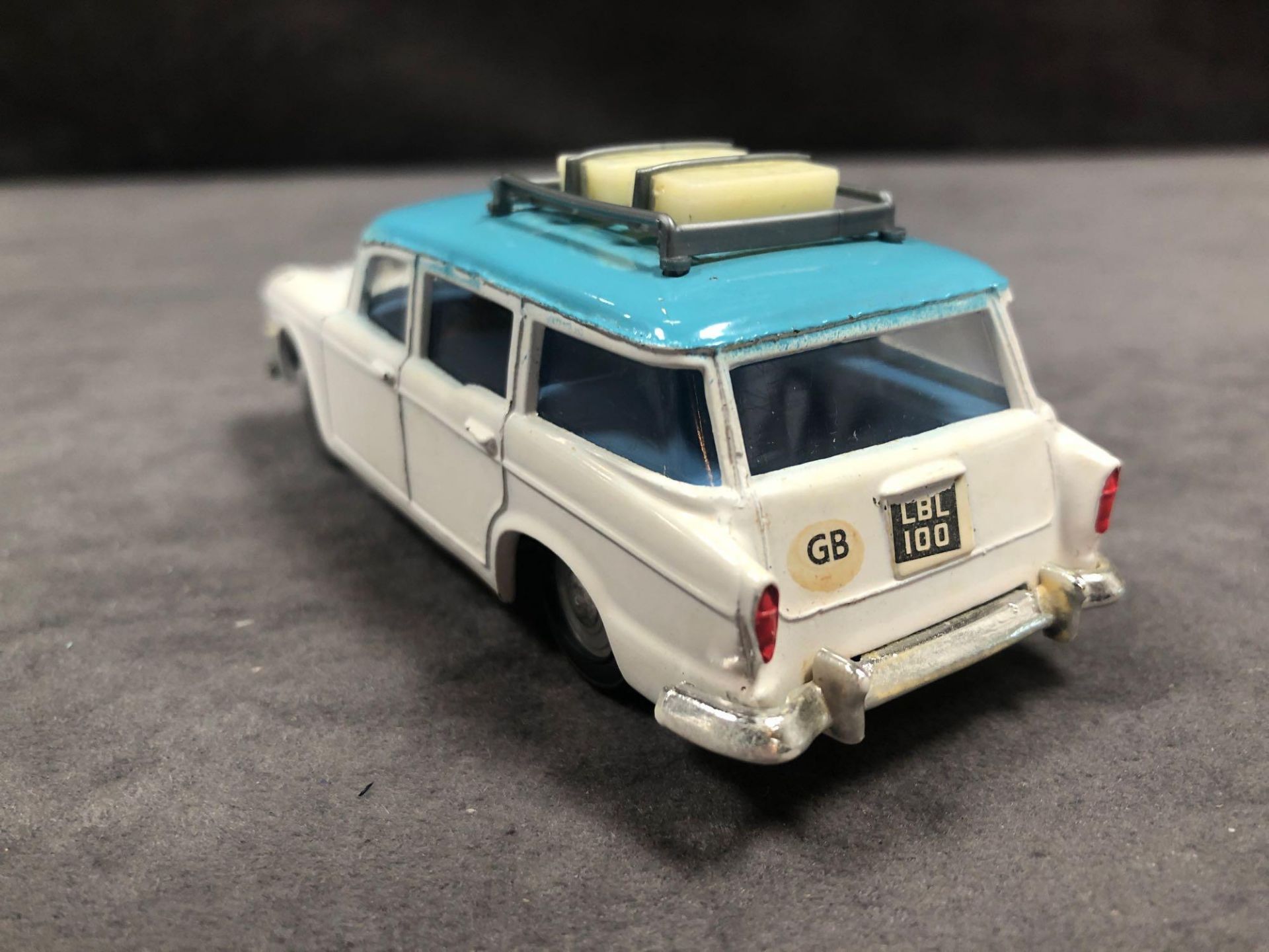 Quite Rare Spot On By Triang Humber Super Snipe Estate 1/42 Scale Car In White With A White Roof And - Image 3 of 3