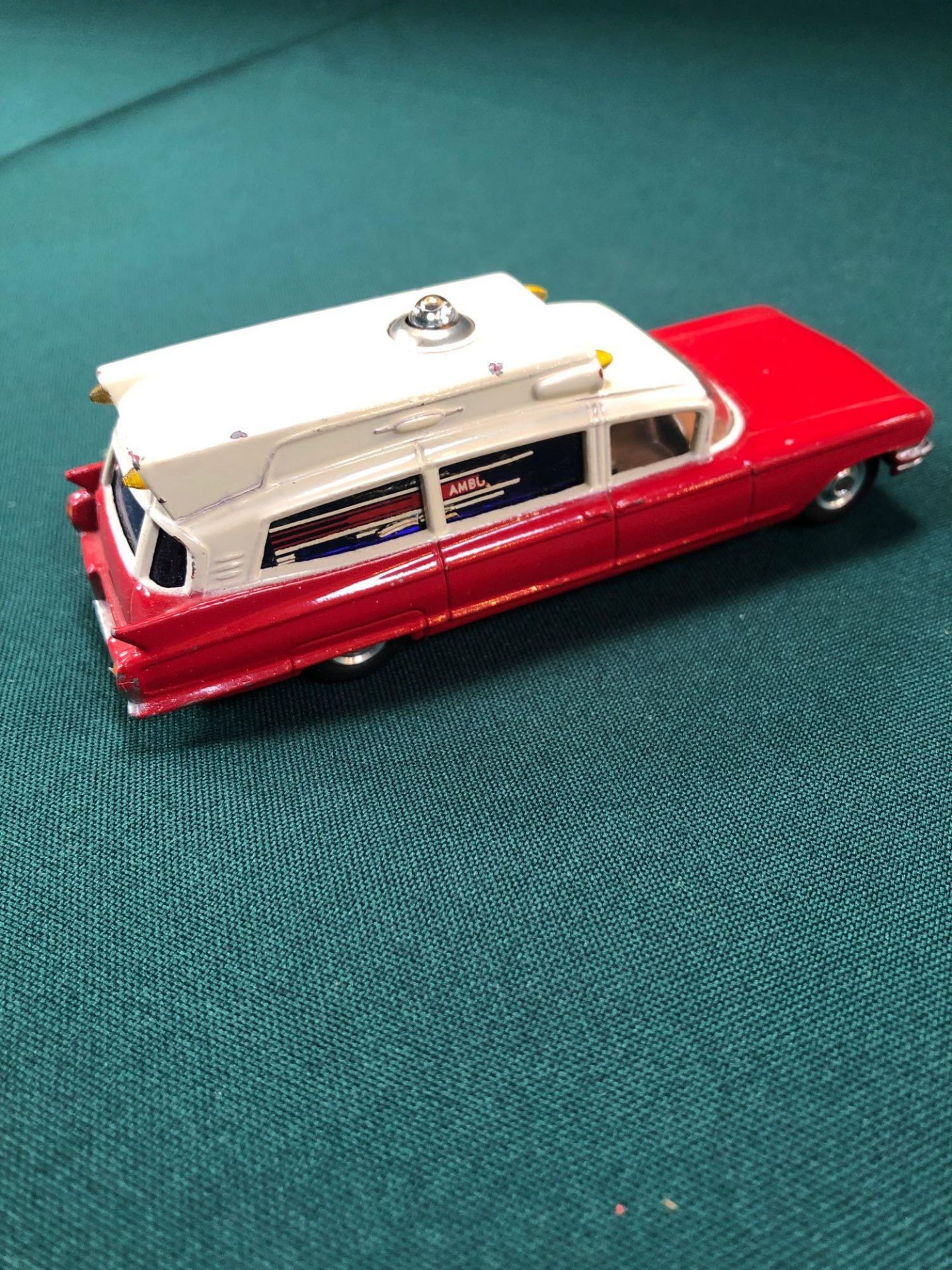 Excellent Corgi Toys Diecast #437 Superior Ambulance On A Cadillac Chassis And A Poor Box (No And - Image 2 of 3