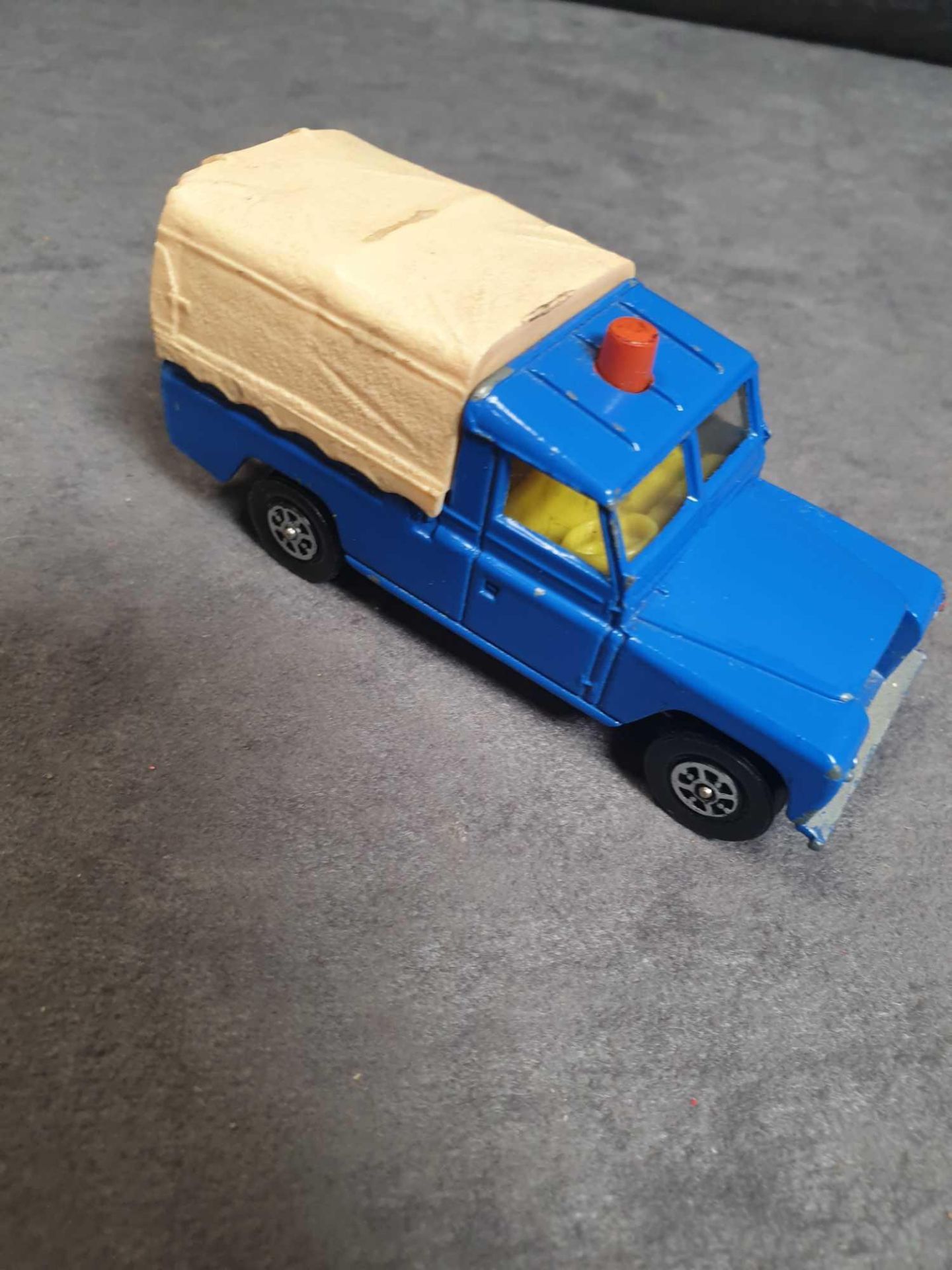 Corgi Diecast Unboxed Landrover 109 WB Blue Metallic Cream Hood And Red Lamp Very Good Model - Image 2 of 3