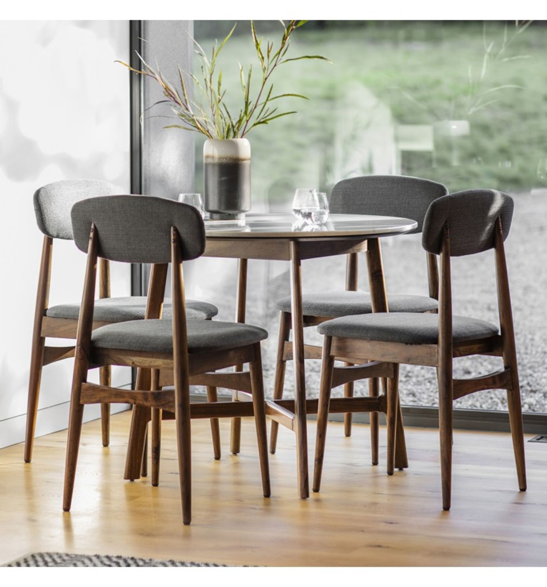 Barcelona Dining Table Round This versatile round table with its smart marble top has a KD base