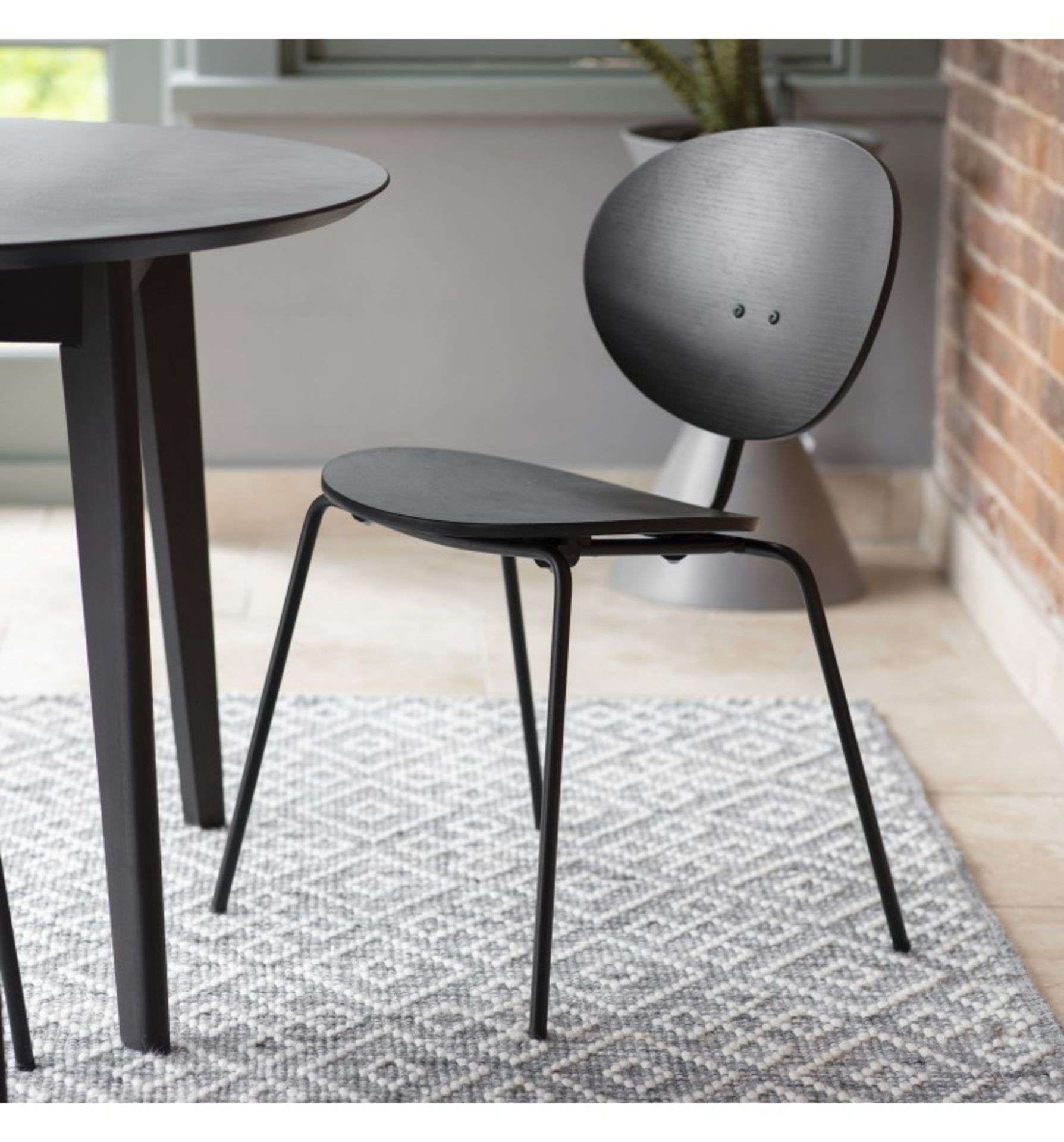 Sidcup Chair Black (4pk) Modern and fun, this set of 4 chairs make the perfect finishing touch to