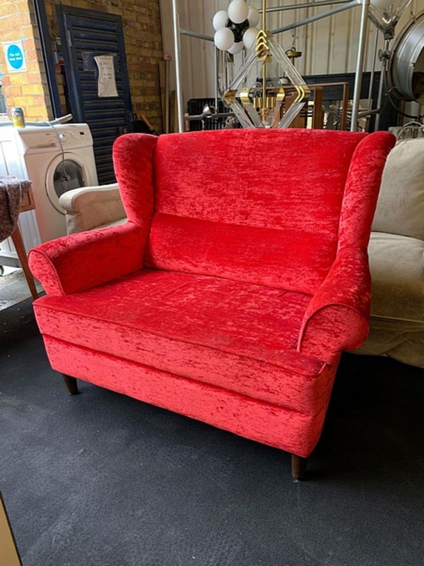 Satelliet UK Barok Sofa Red Crushed Velvet a vibrant and comfortable sofa designed with plenty of