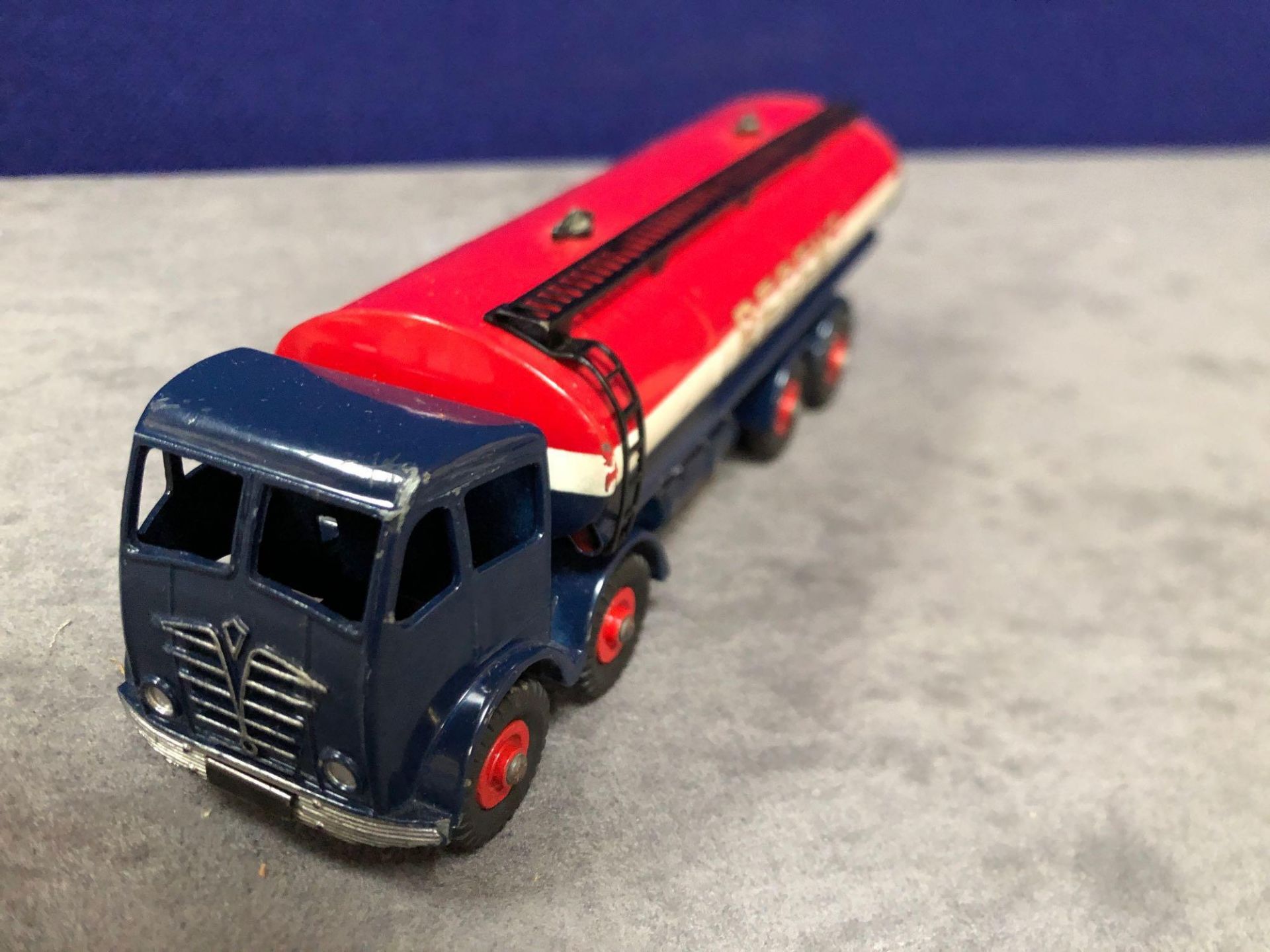 Dinky Supertoys Diecast #942 Foden 14-Ton Tanker Regent in excellent condition with bright paint - Image 2 of 4