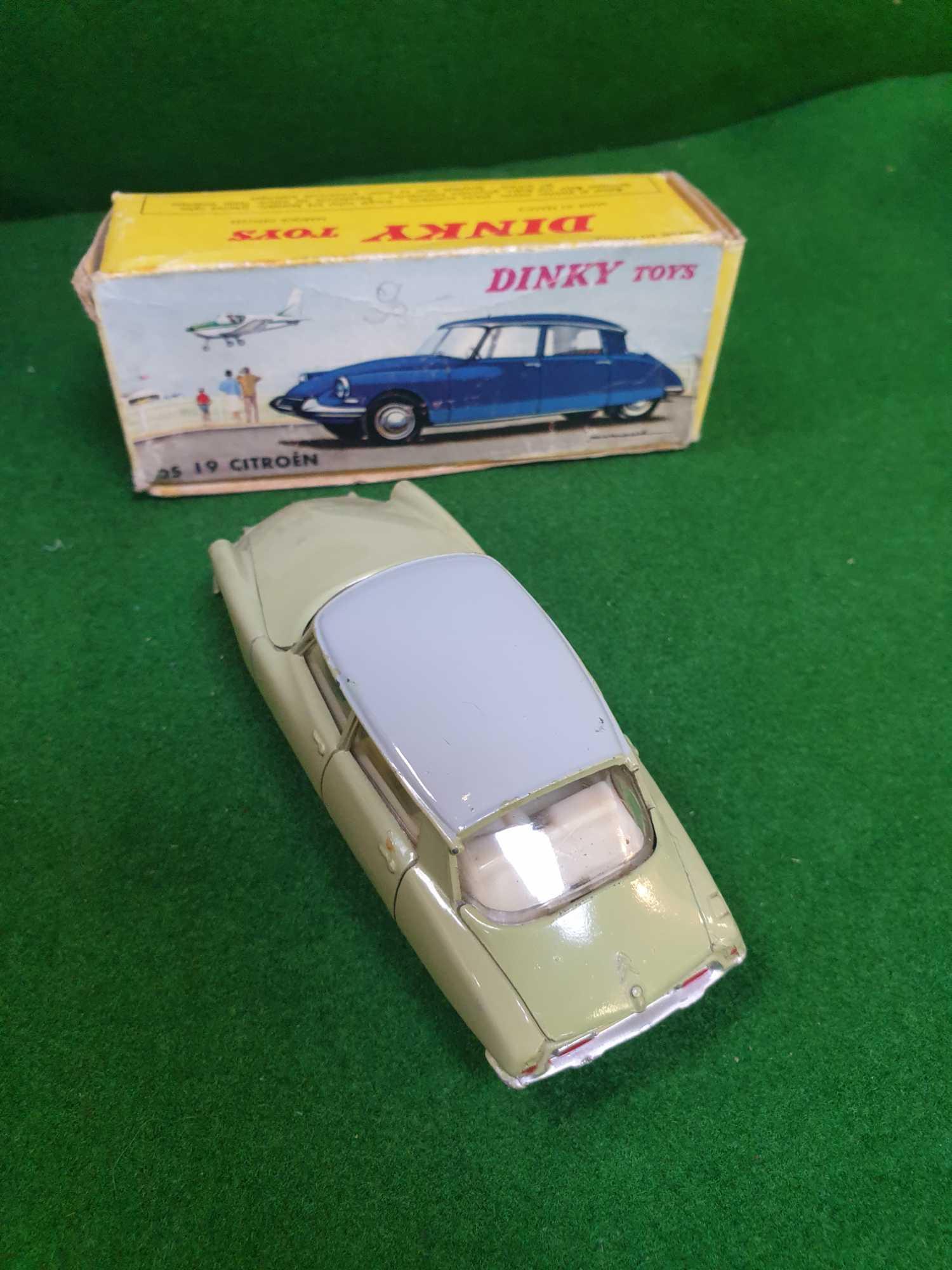 Dinky (France) #530 Citroen DS19 In Green With A Grey Roof In Very Good Box 1963-1970 - Image 3 of 3