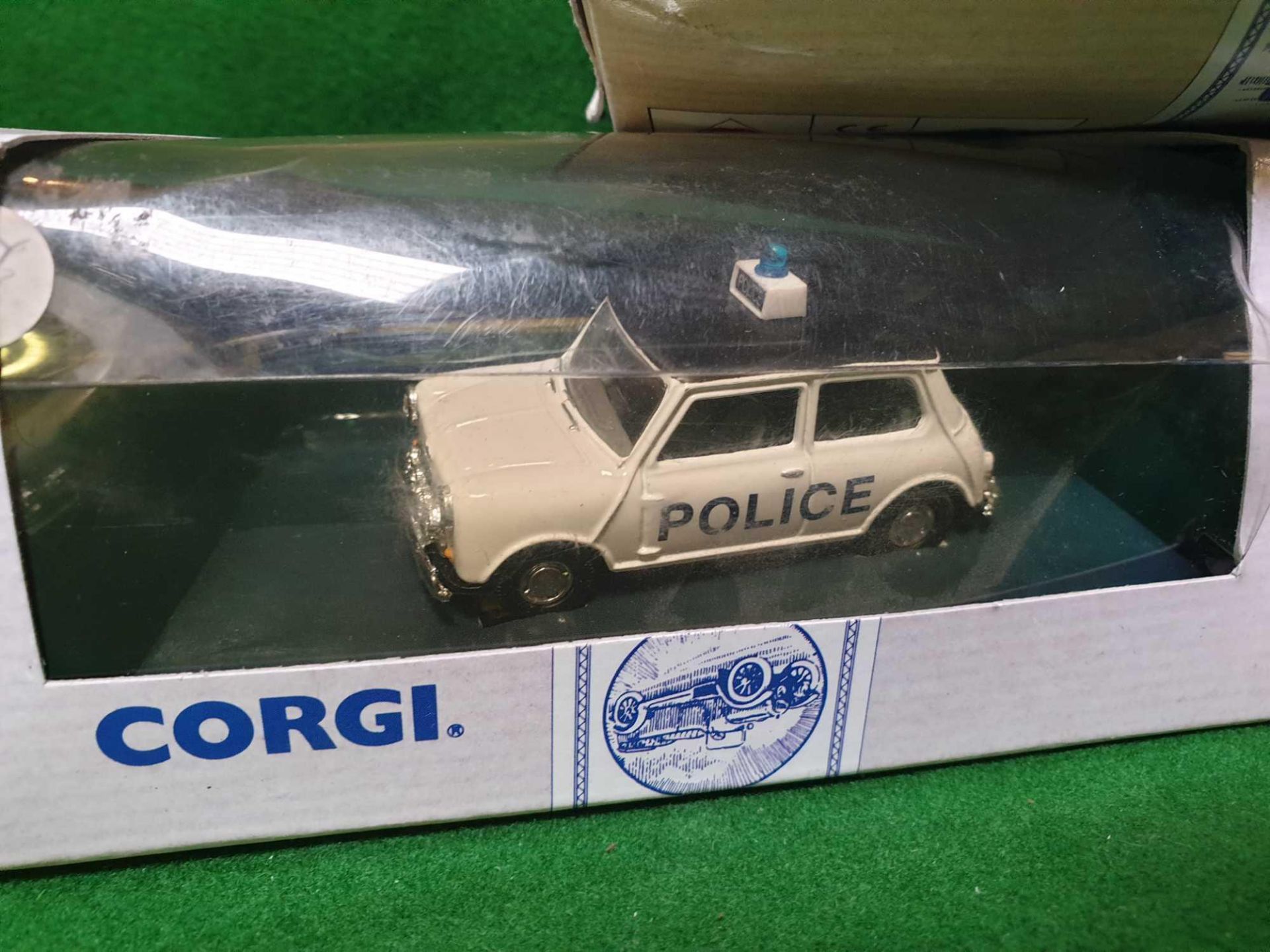 A Set Of 3 X Corgi Classic Vehicles Diecast Models Comprising Of #96750 Corgi Morris Minor - Image 3 of 4