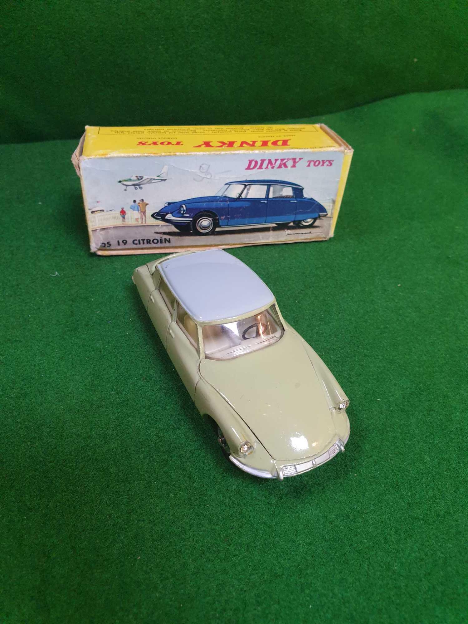 Dinky (France) #530 Citroen DS19 In Green With A Grey Roof In Very Good Box 1963-1970 - Image 2 of 3