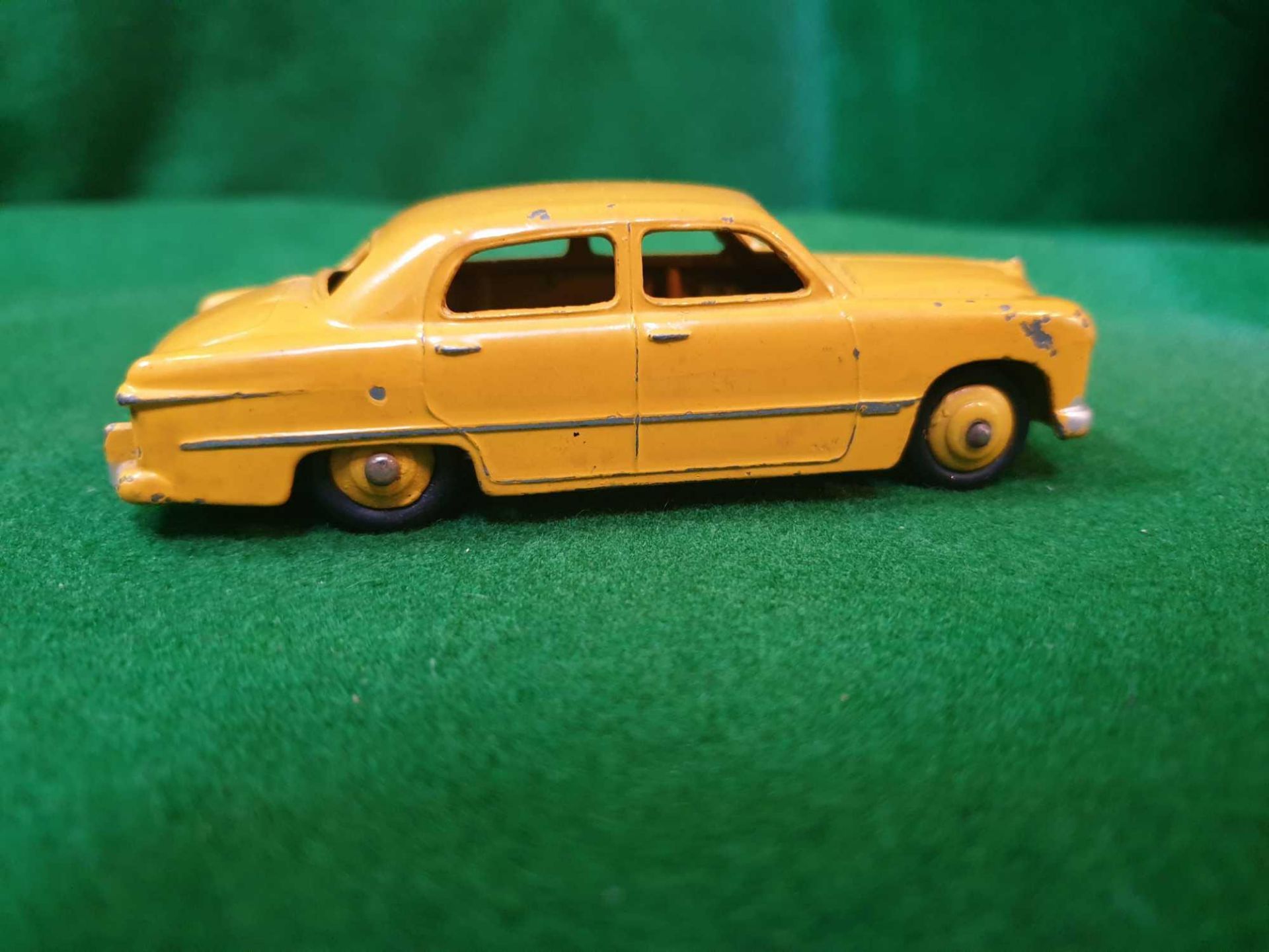 Dinky #139a Ford Fordor Sedan Yellow Good Condition Without Box 1949-1954 - Image 2 of 3