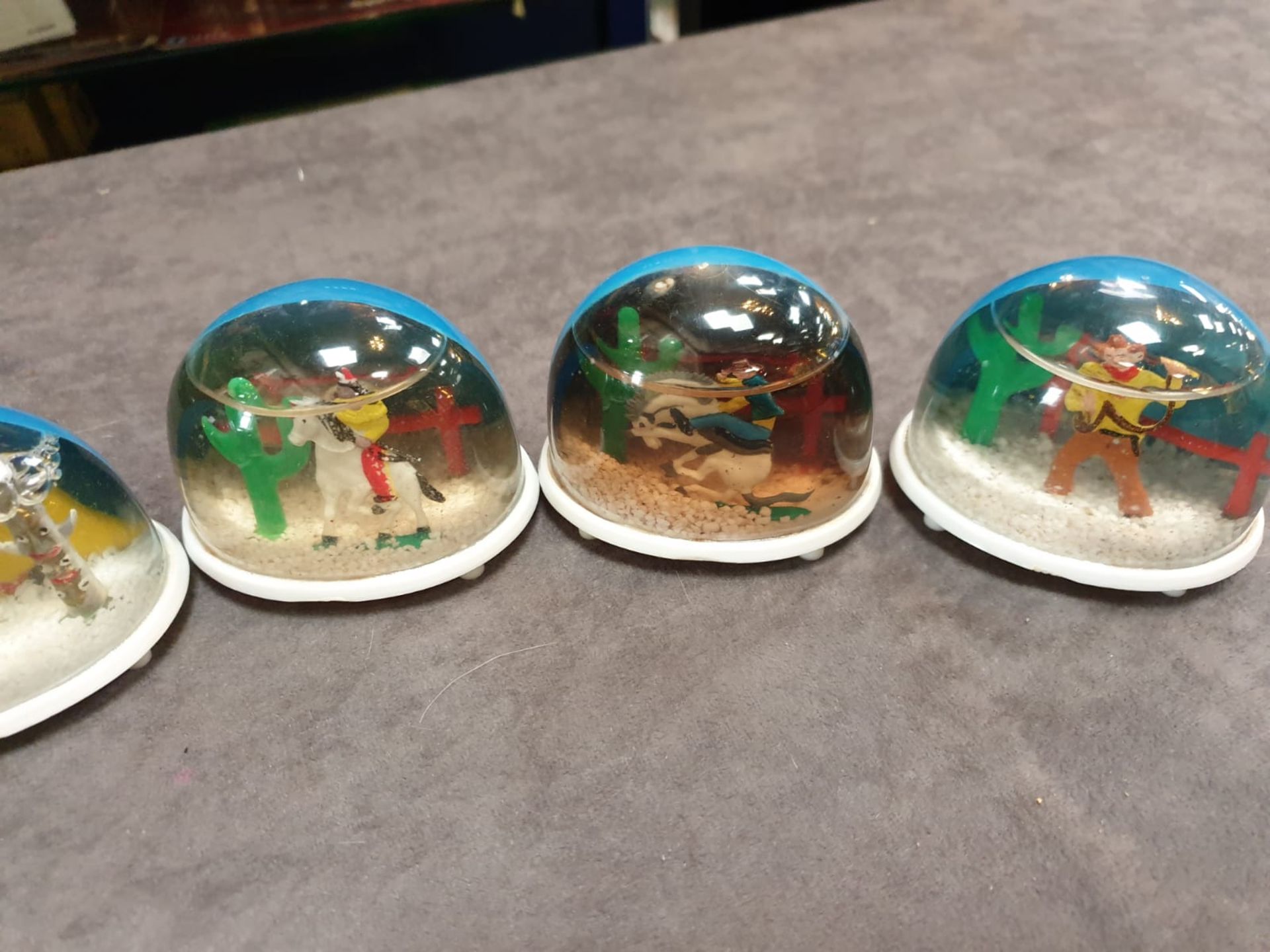 Marx 6 x Wild West Snowdome Scenes 1952 Each globe depicts a cowboy or indian scene rare and - Bild 4 aus 4