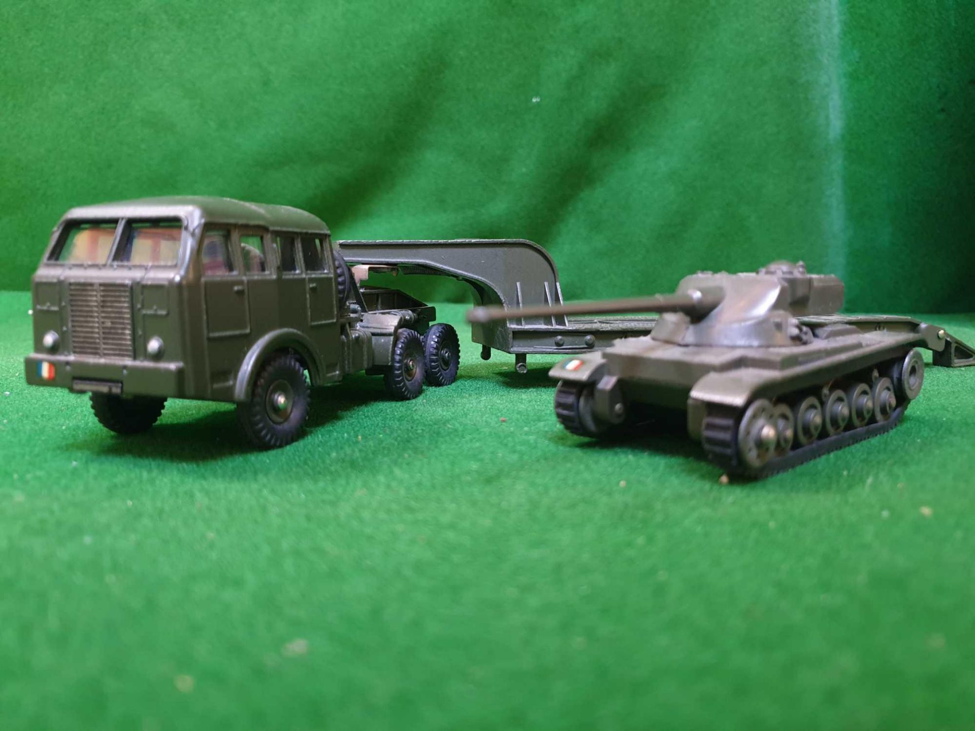 Dinky France #890 Berliet Tank Transporter Green - Detachable Trailer Complete With80C Char AMX Tank - Image 3 of 4