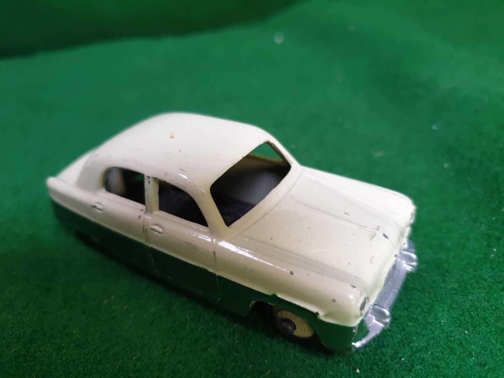 Dinky #162 Ford Zephyr Saloon Green/Cream - Cream Hubs 1956-1960 Excellent Model Unboxed - Image 2 of 4