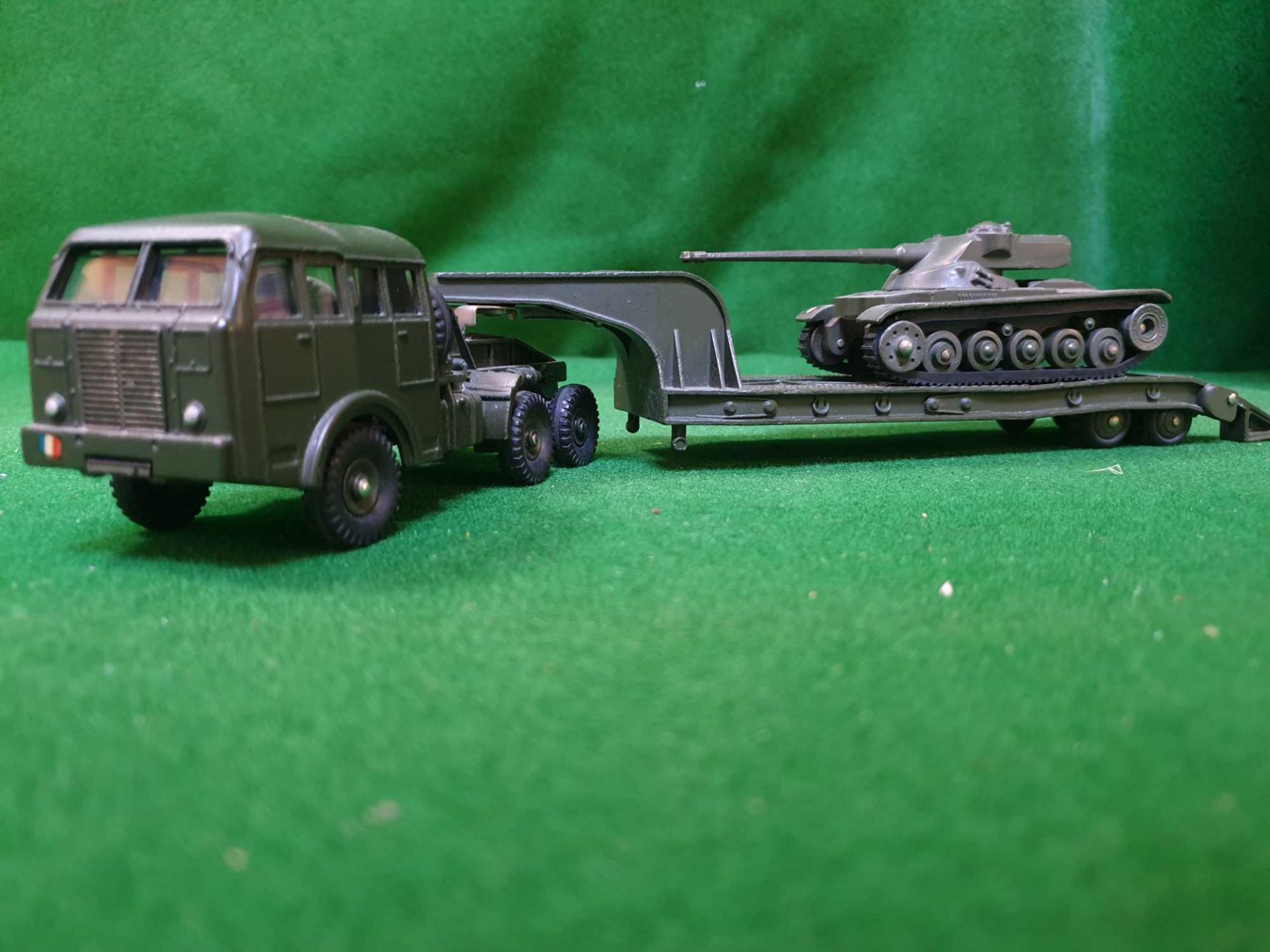 Dinky France #890 Berliet Tank Transporter Green - Detachable Trailer Complete With80C Char AMX Tank - Image 2 of 4