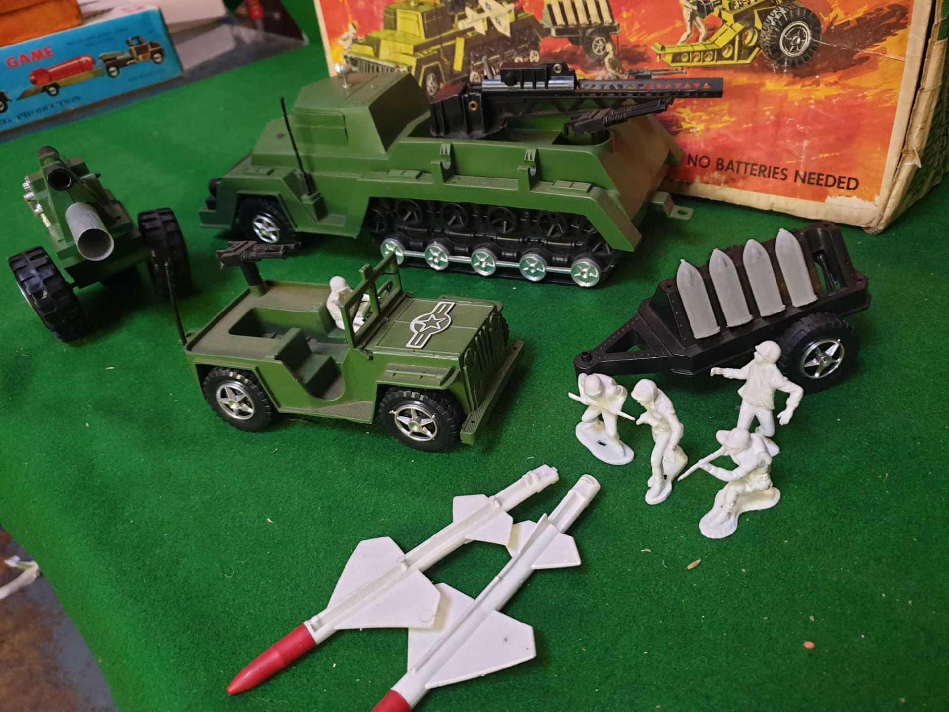 Deluxe Reading #108 Armoured Battalion Military Army Playset 1960s - Image 4 of 4