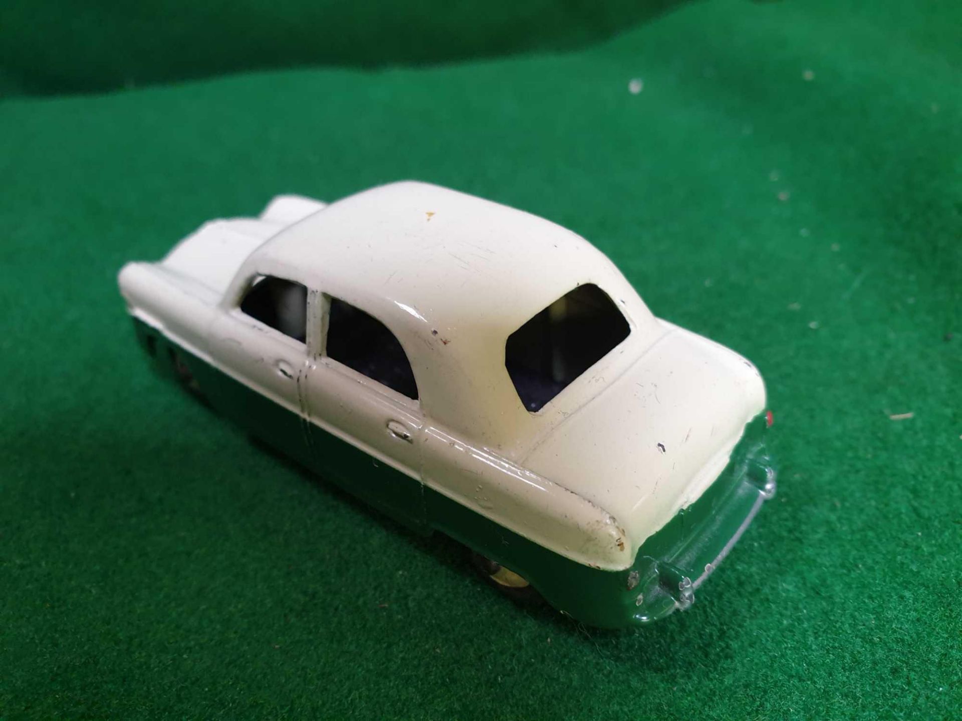 Dinky #162 Ford Zephyr Saloon Green/Cream - Cream Hubs 1956-1960 Excellent Model Unboxed - Image 3 of 4