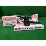 Britains #9705 25 Pounder Gun Howitzer Dark green gun with green plastic wheels and black tyres.