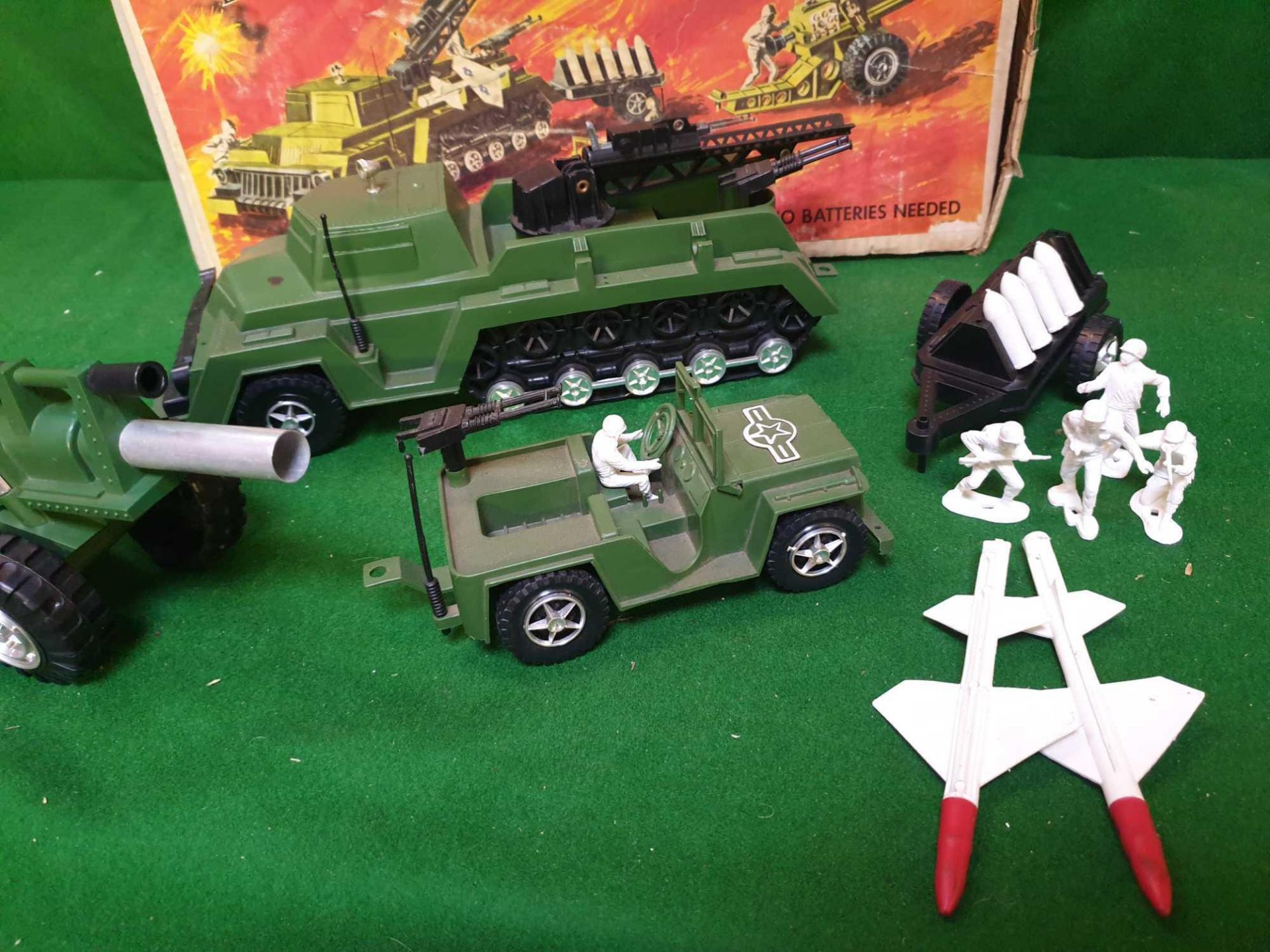 Deluxe Reading #108 Armoured Battalion Military Army Playset 1960s - Image 2 of 4