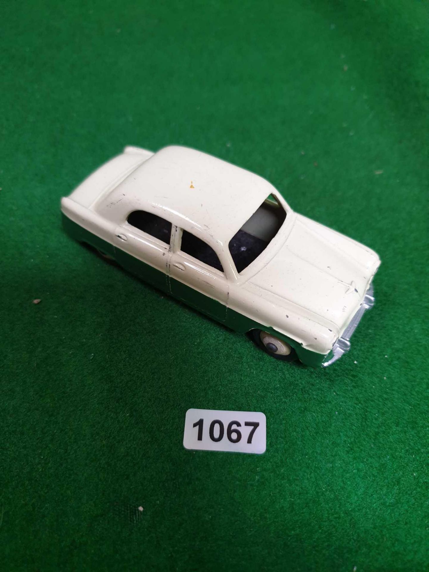 Dinky #162 Ford Zephyr Saloon Green/Cream - Cream Hubs 1956-1960 Excellent Model Unboxed