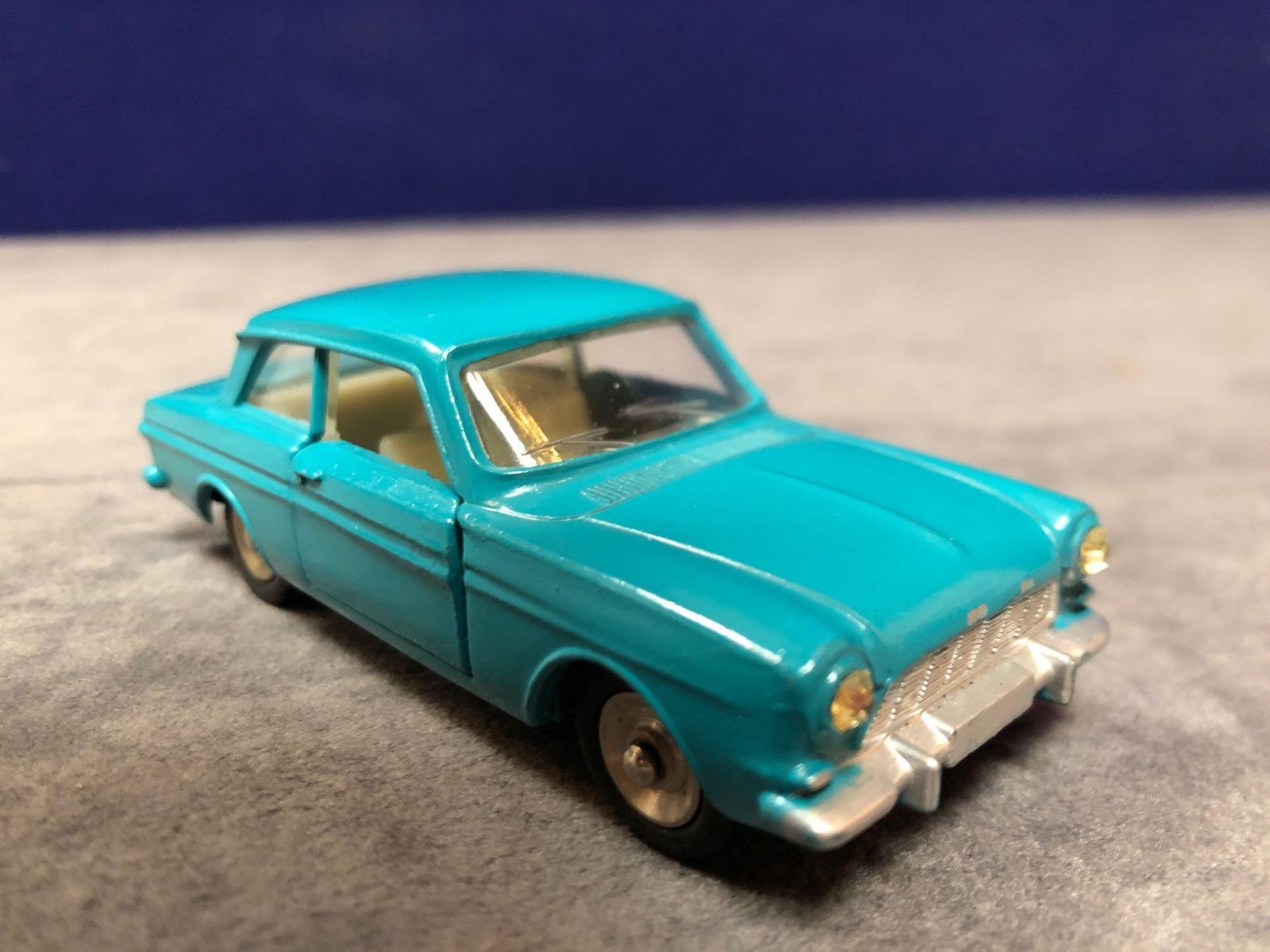 Dinky (France) Diecast #538 Ford Taunus 12 M Cream Interior And Concave Hubs. In Turquoise Mint In A - Bild 2 aus 4