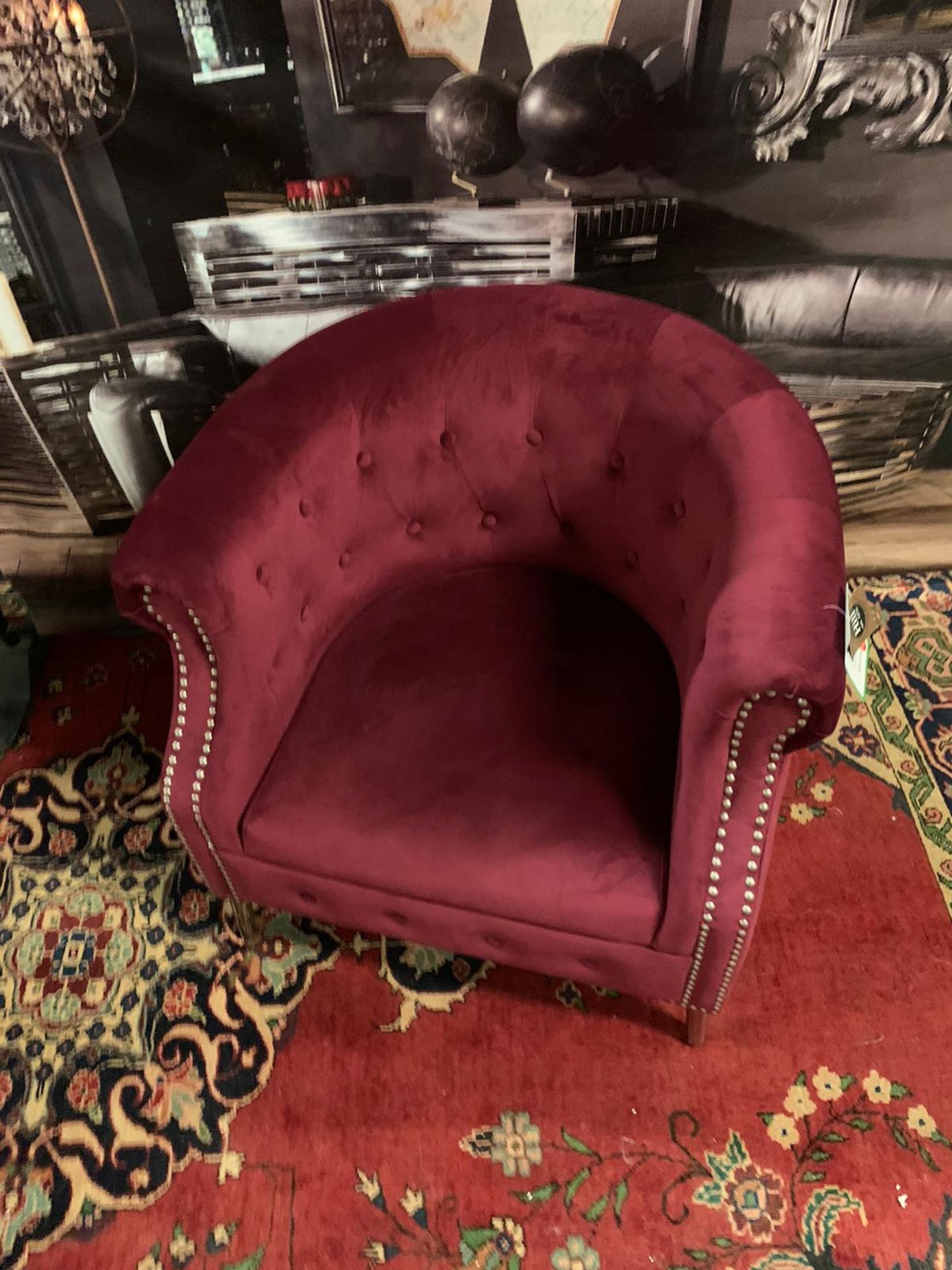 Weymouth Velvet Chesterfield Chair, with a combination of traditional style and modern - Image 3 of 4