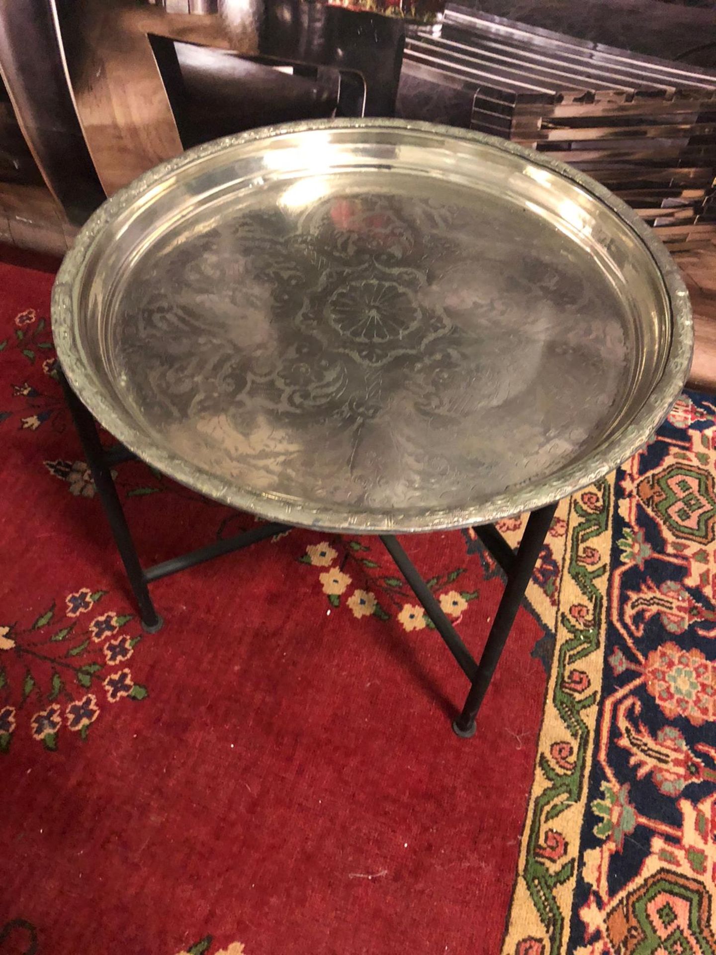 Round tray table with black metal legs