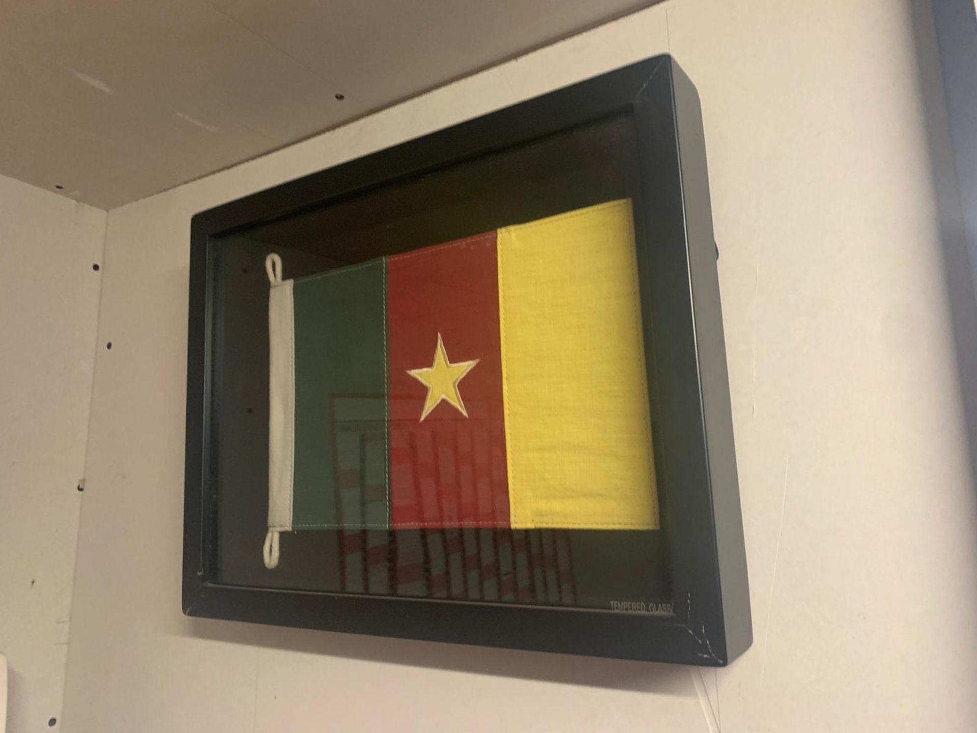 Flag Shadow Box Cameroon A Visually Compelling Addition To Any Room With A Bold Graphic Print, Our - Bild 4 aus 4