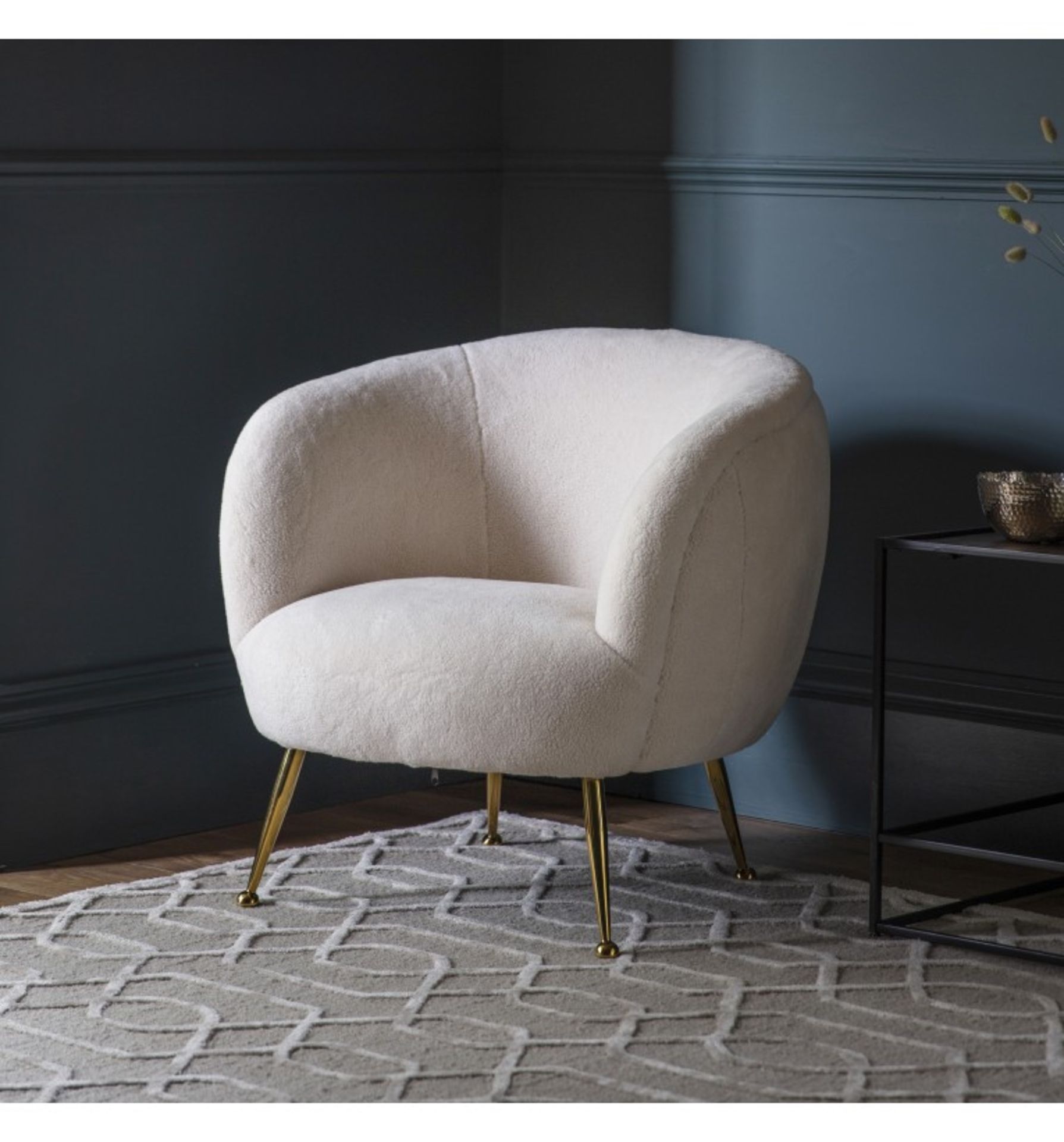 Ewano Tub Chair Faux Sheepskin With its curvilinear form, the Ewano chair is a perfect stand out