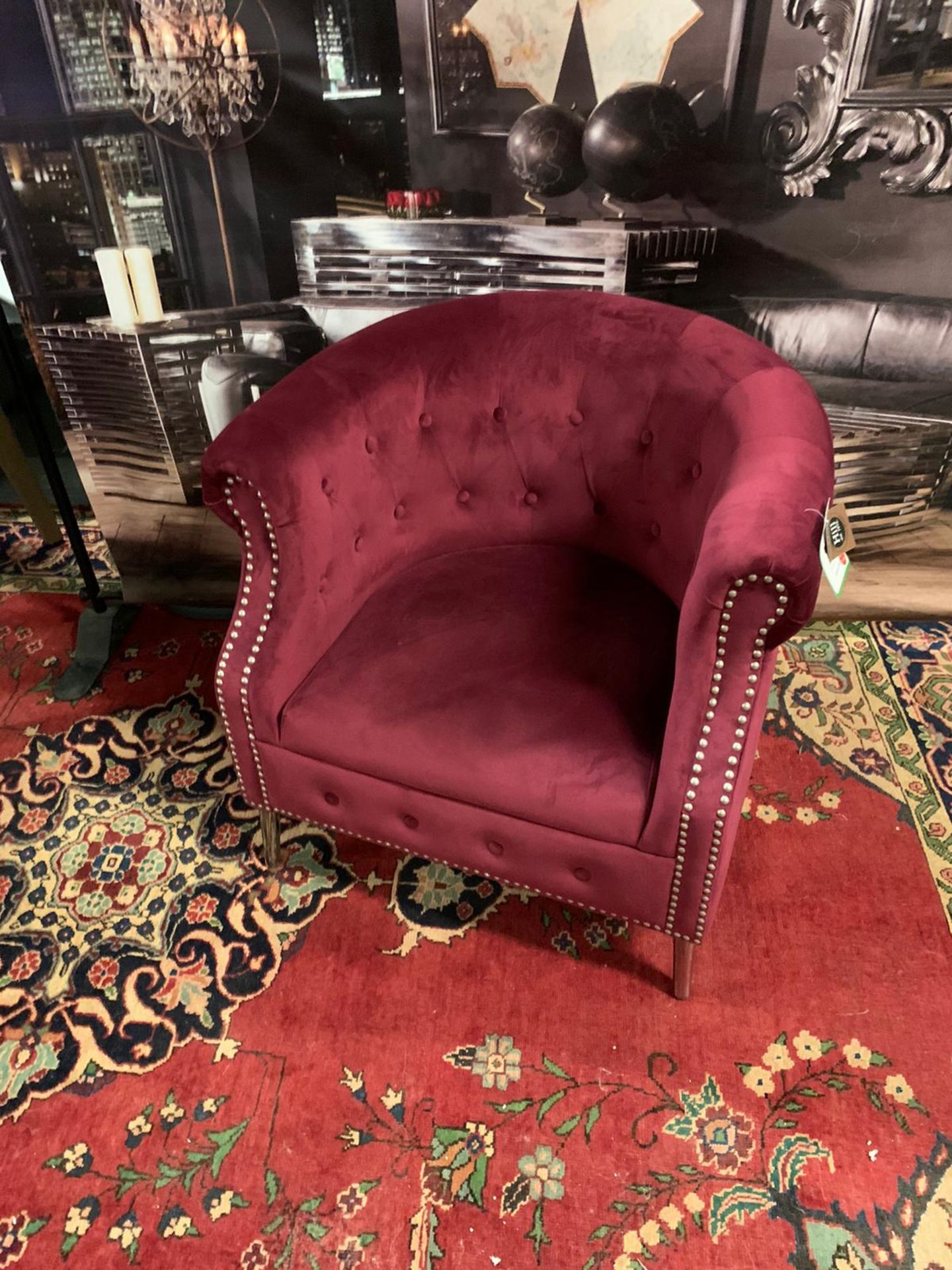 Weymouth Velvet Chesterfield Chair, with a combination of traditional style and modern - Image 4 of 4