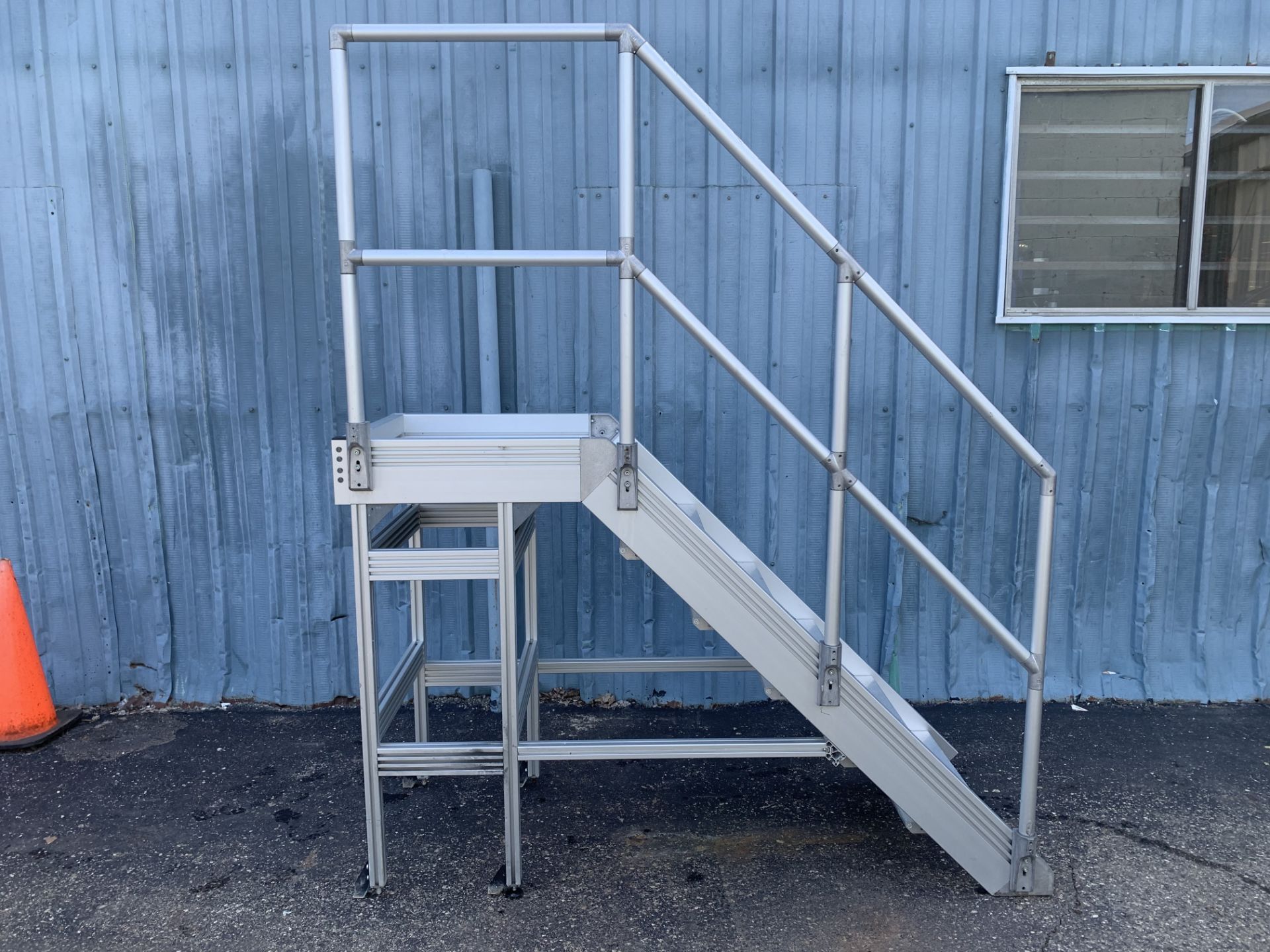 UNKNOWN BRAND ALUMINUM STAIRS WITH RAIL, 6-STEPS, TOP PLATFORM STEP 50" HIGH - Image 5 of 8