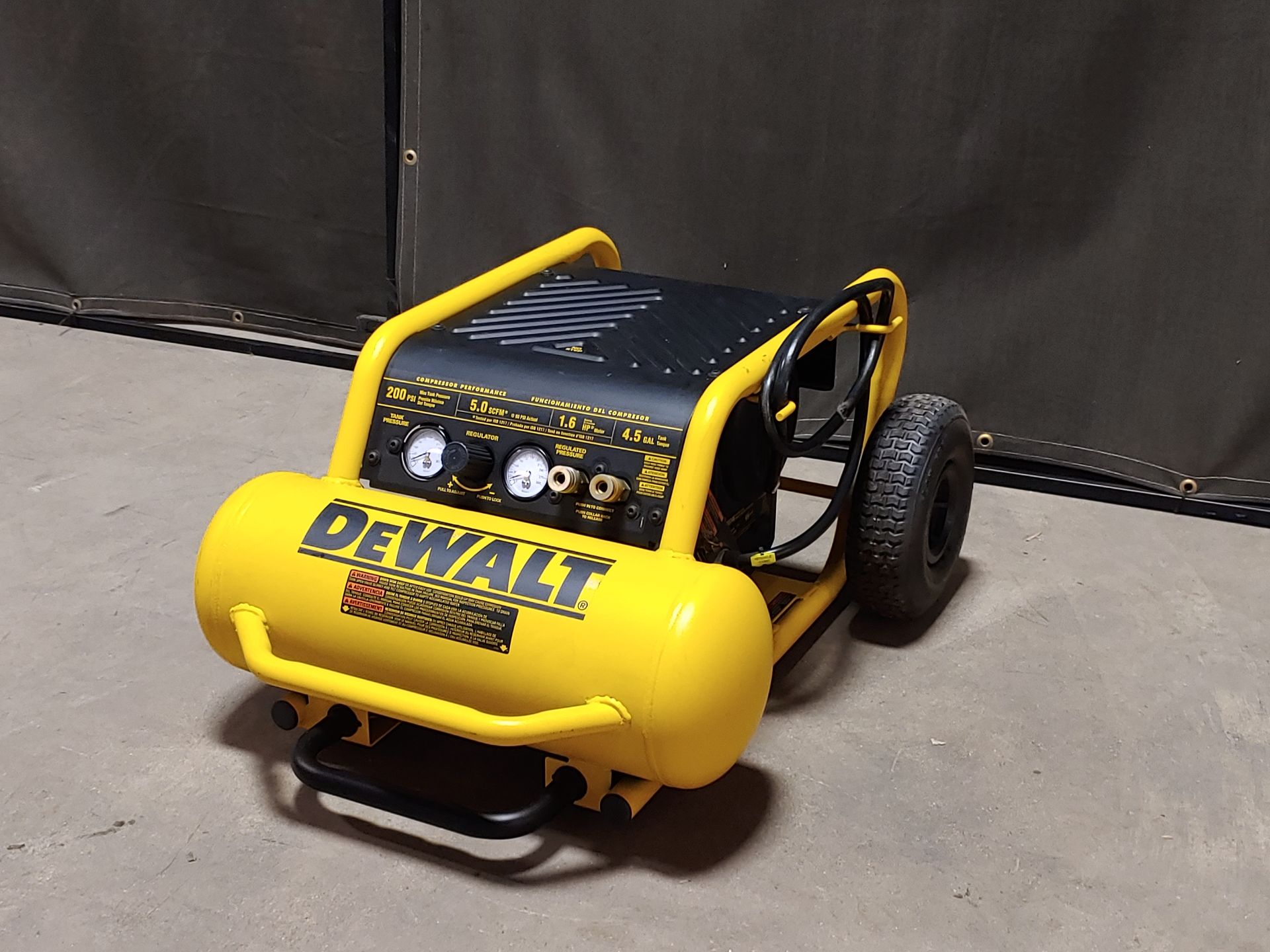 DEWALT D55146 OIL FREE 1.6HP PORTABLE AIR COMPRESSOR 200PSI - Image 2 of 8