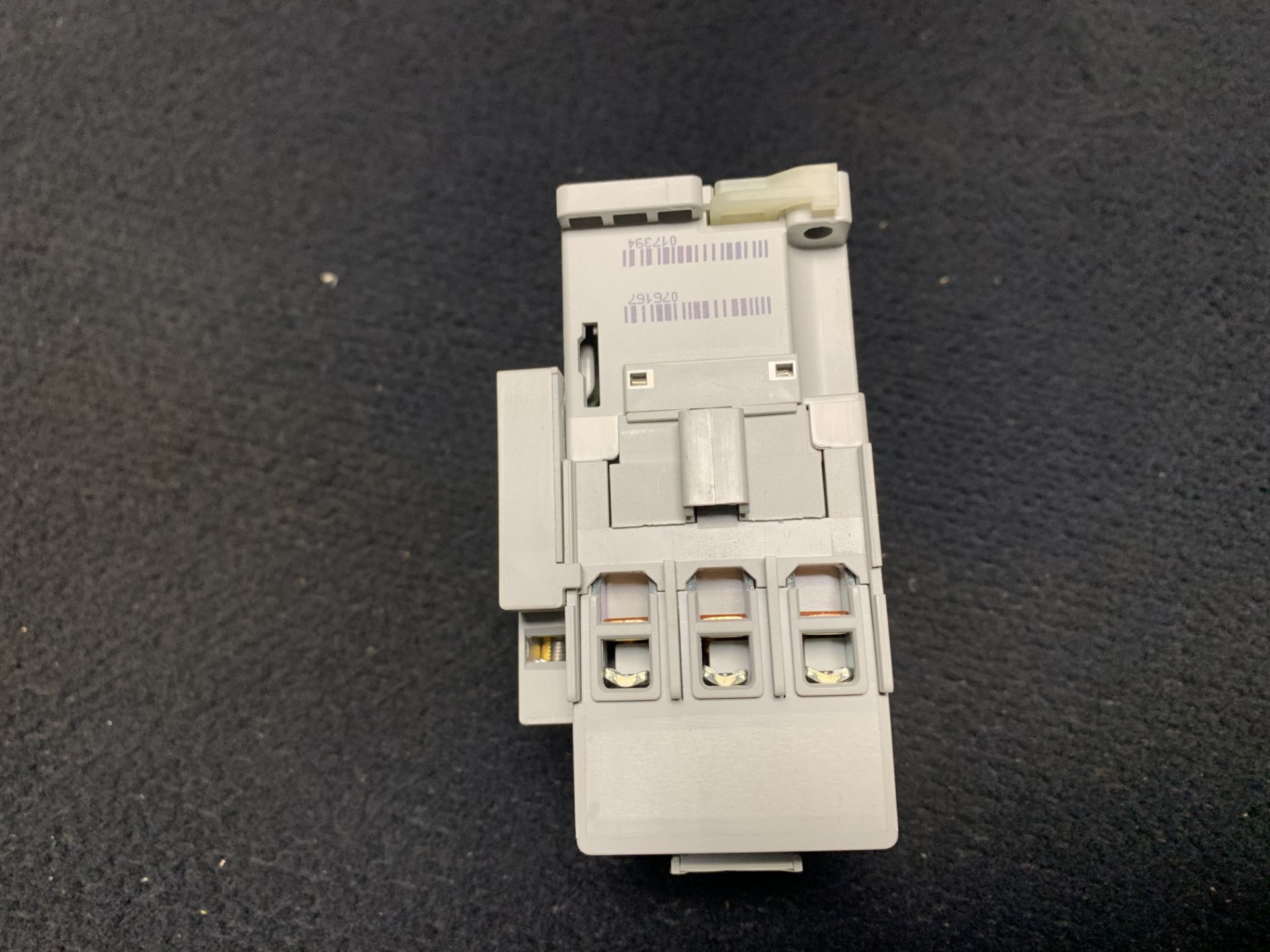 ALLEN BRADLEY 100-C30E*00 CONTACTOR 30A 3-POLE 380V 60HZ - Image 2 of 4