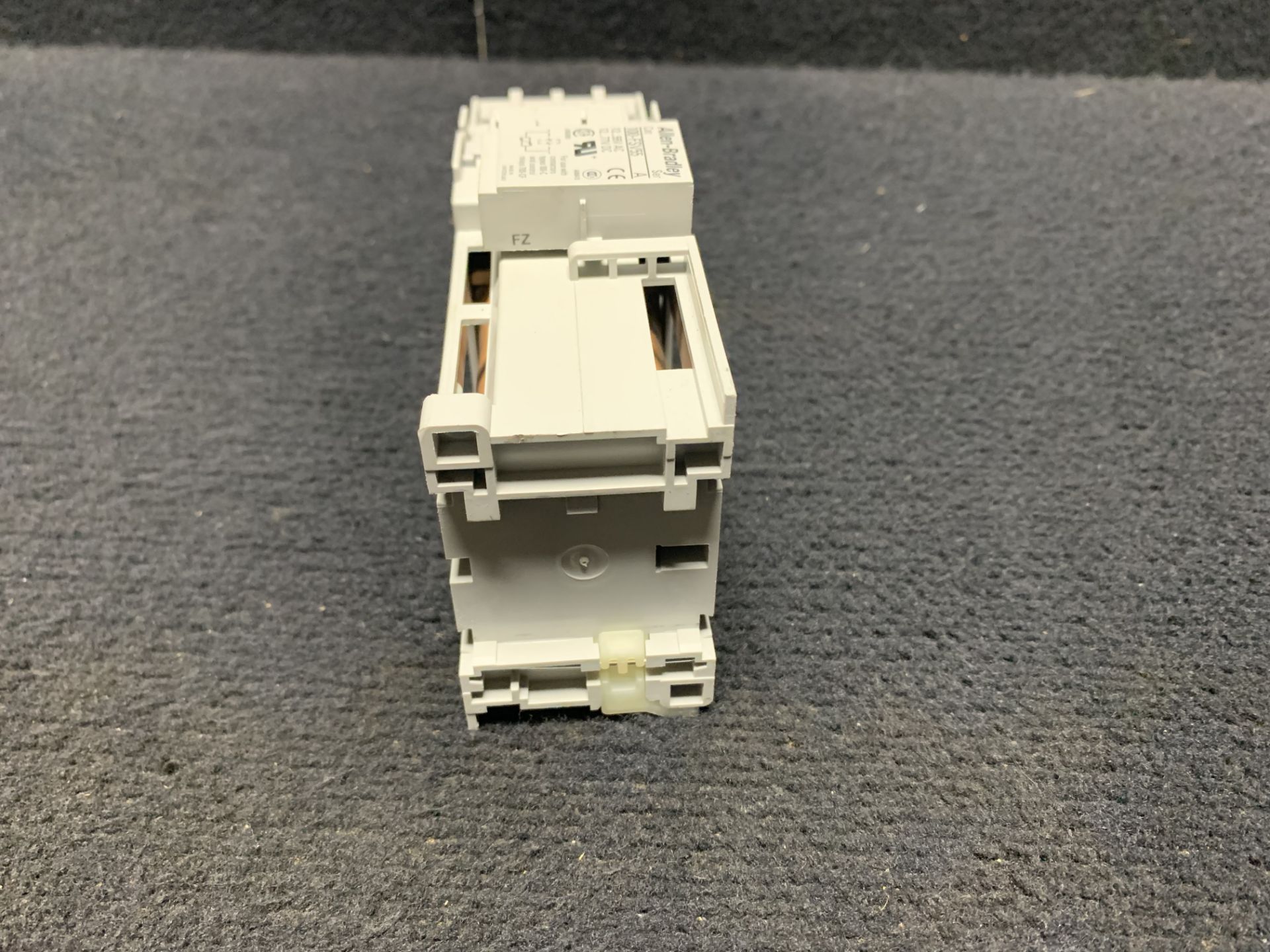 ALLEN BRADLEY 100-C23Z*01 3-POLE CONTACTOR 23A 600V MAX - Image 3 of 4