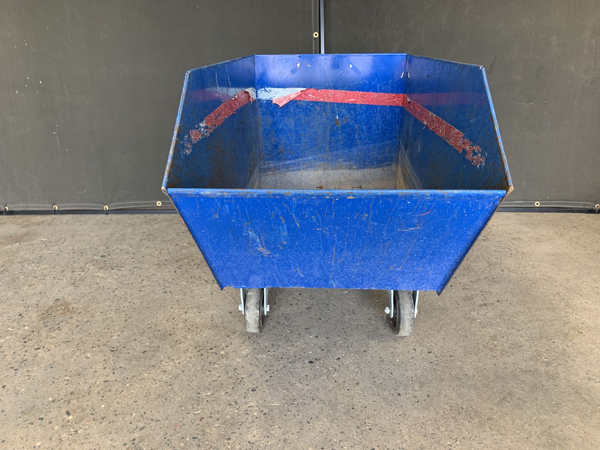 VESTIL H-50-LD LOW PROFILE LIGHT DUTY 90 DEG SELF-DUMPING HOPPER STEEL, 25" W, 28" H, 51" D, 2000LBS - Image 4 of 5