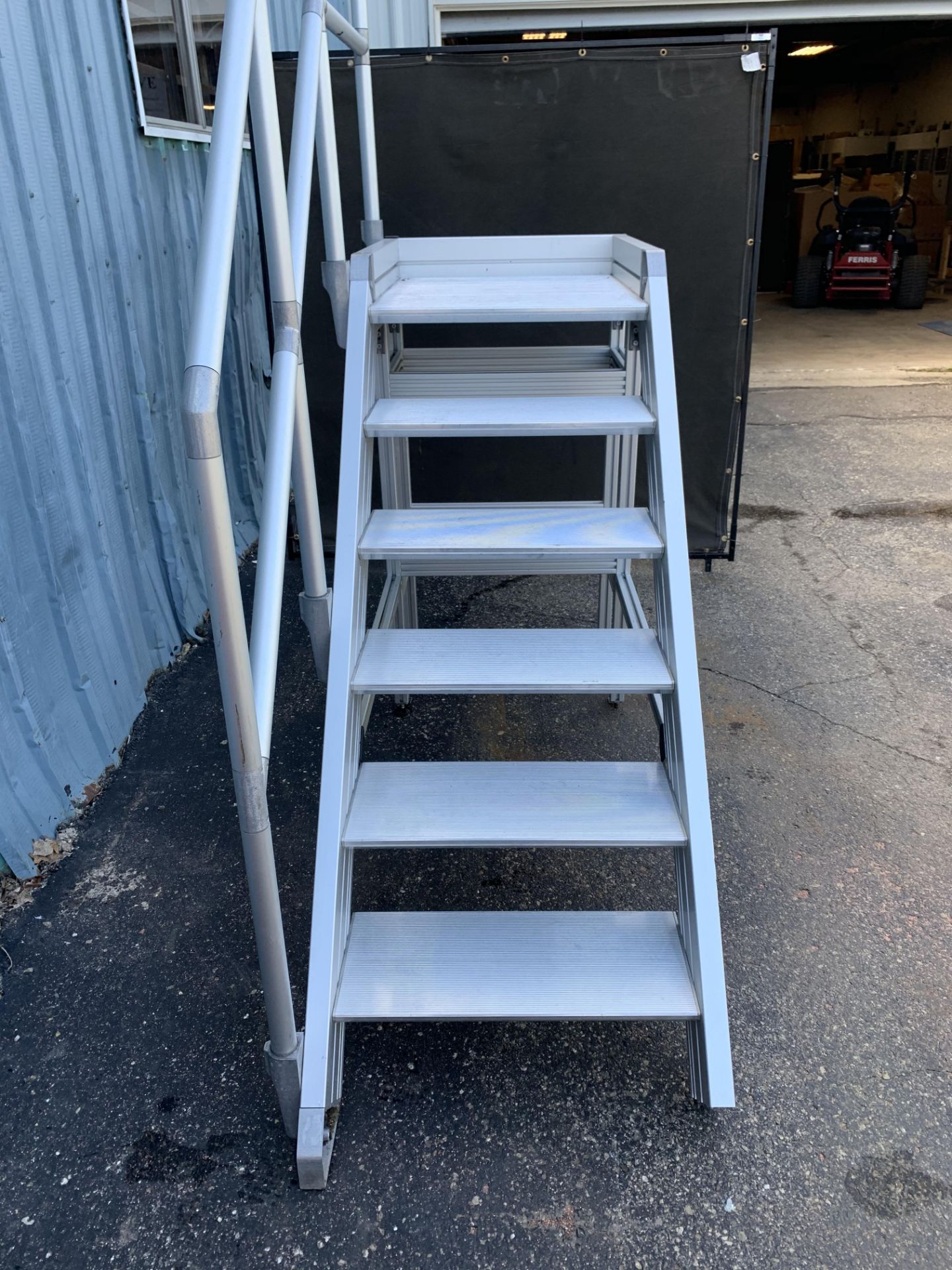 UNKNOWN BRAND ALUMINUM STAIRS WITH RAIL, 6-STEPS, TOP PLATFORM STEP 50" HIGH - Image 3 of 8