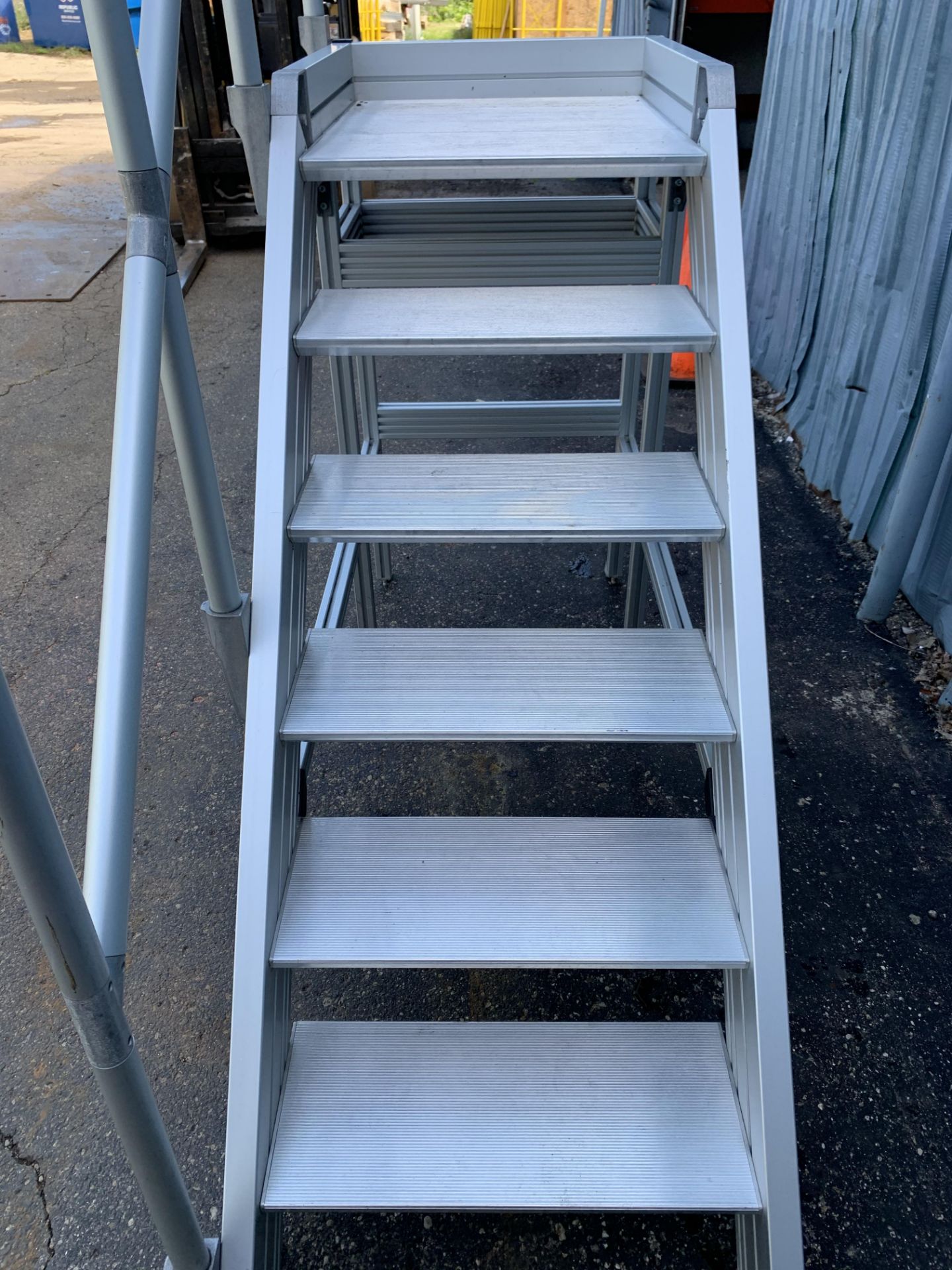 UNKNOWN BRAND ALUMINUM STAIRS WITH RAIL, 6-STEPS, TOP PLATFORM STEP 50" HIGH - Image 7 of 8