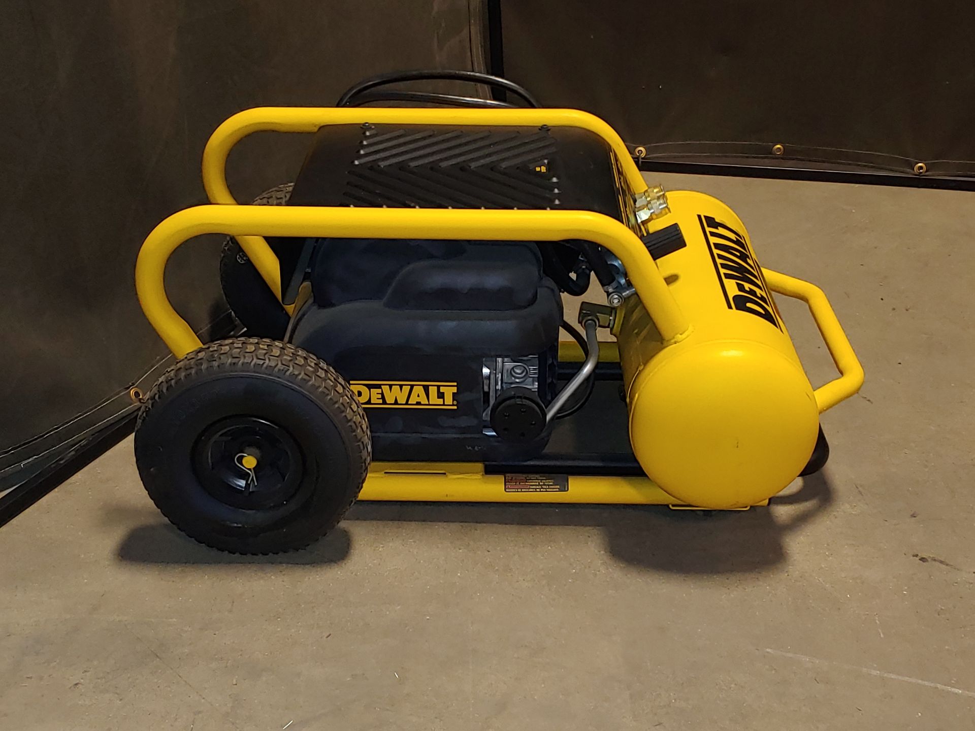 DEWALT D55146 OIL FREE 1.6HP PORTABLE AIR COMPRESSOR 200PSI - Image 5 of 8