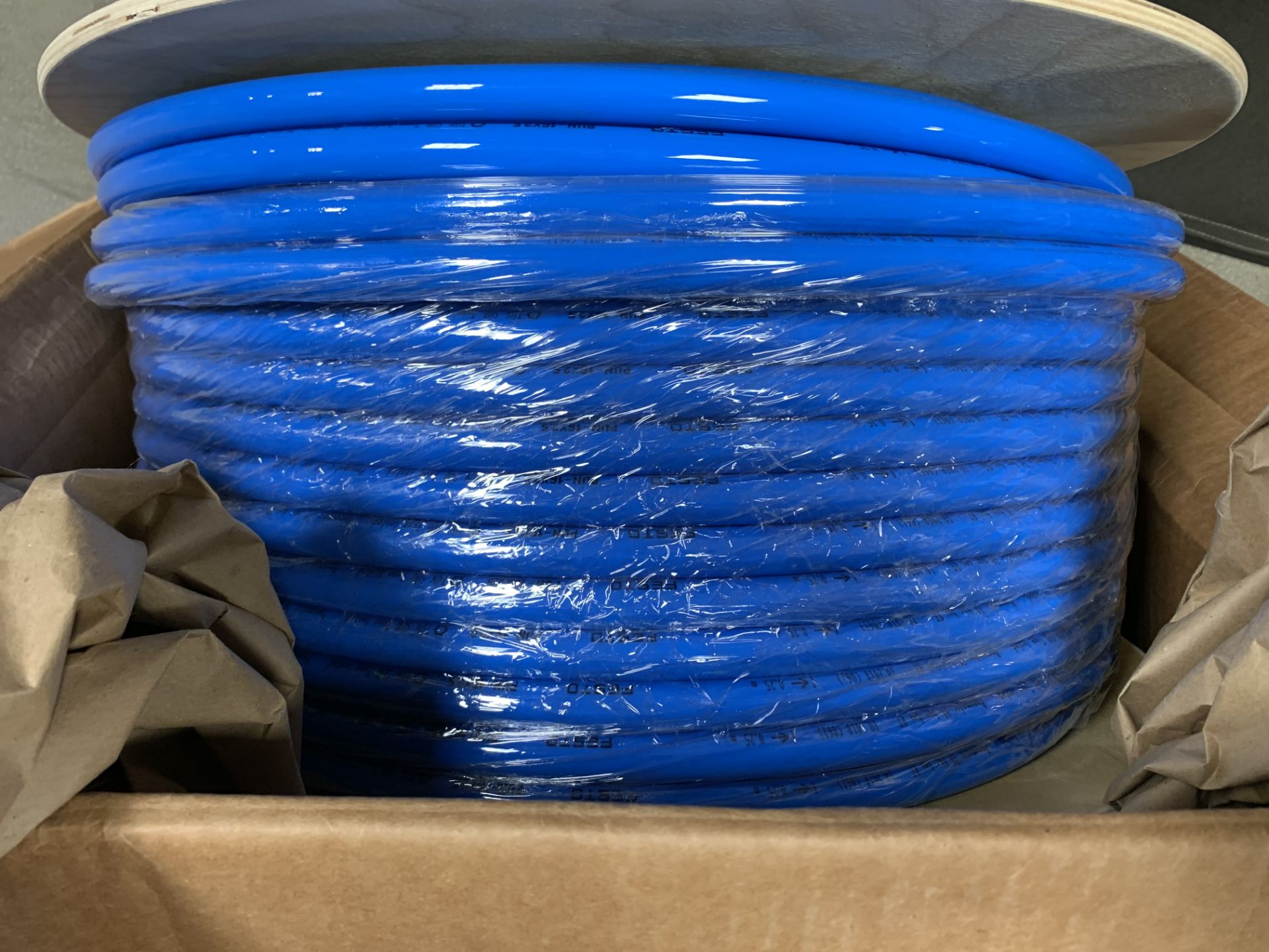 NEW OUT OF BOX - FESTO ELECTRIC REEL OF 100 METERS BLUE PLASTIC TUBING 525751 PUN-16X2,5-BL-100 - Image 3 of 3