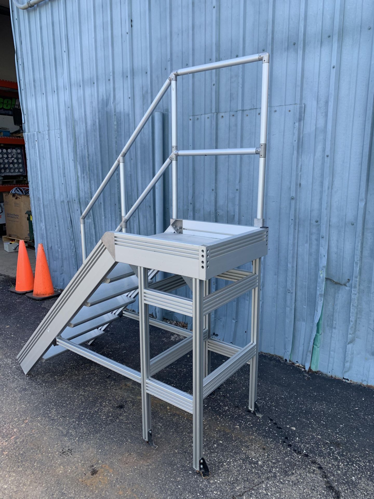 UNKNOWN BRAND ALUMINUM STAIRS WITH RAIL, 6-STEPS, TOP PLATFORM STEP 50" HIGH - Image 2 of 8
