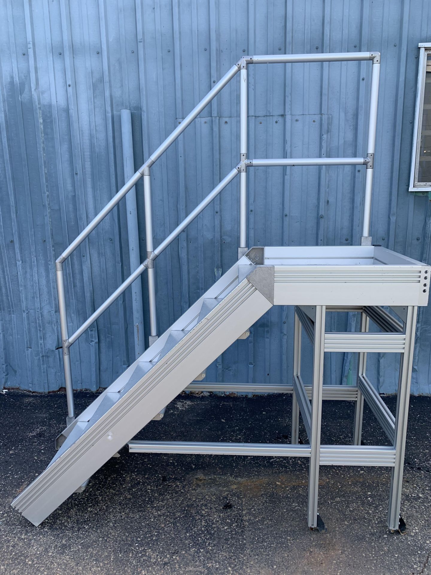 UNKNOWN BRAND ALUMINUM STAIRS WITH RAIL, 6-STEPS, TOP PLATFORM STEP 50" HIGH