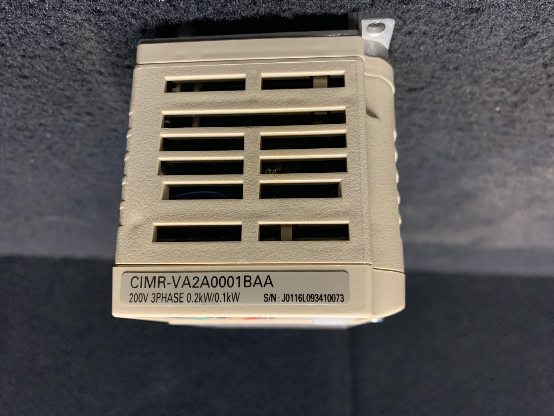 LOT OF 3 - YASKAWA DRIVE INVERTER CIMR-VA2A0001BAA, 100/200W, 200/240VAC, 50/60HZ, 1.1/0.7AMPS - Image 5 of 7