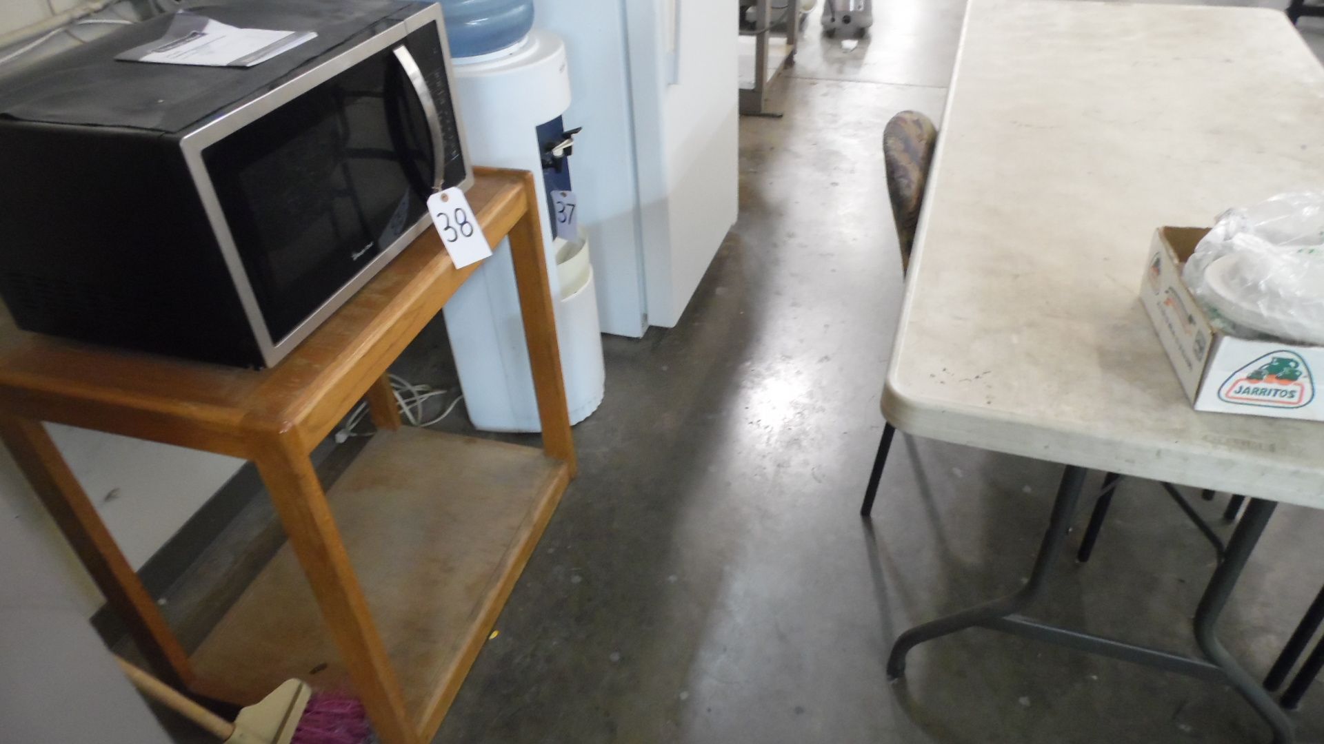 TABLE / CHAIRS / MICROWAVE