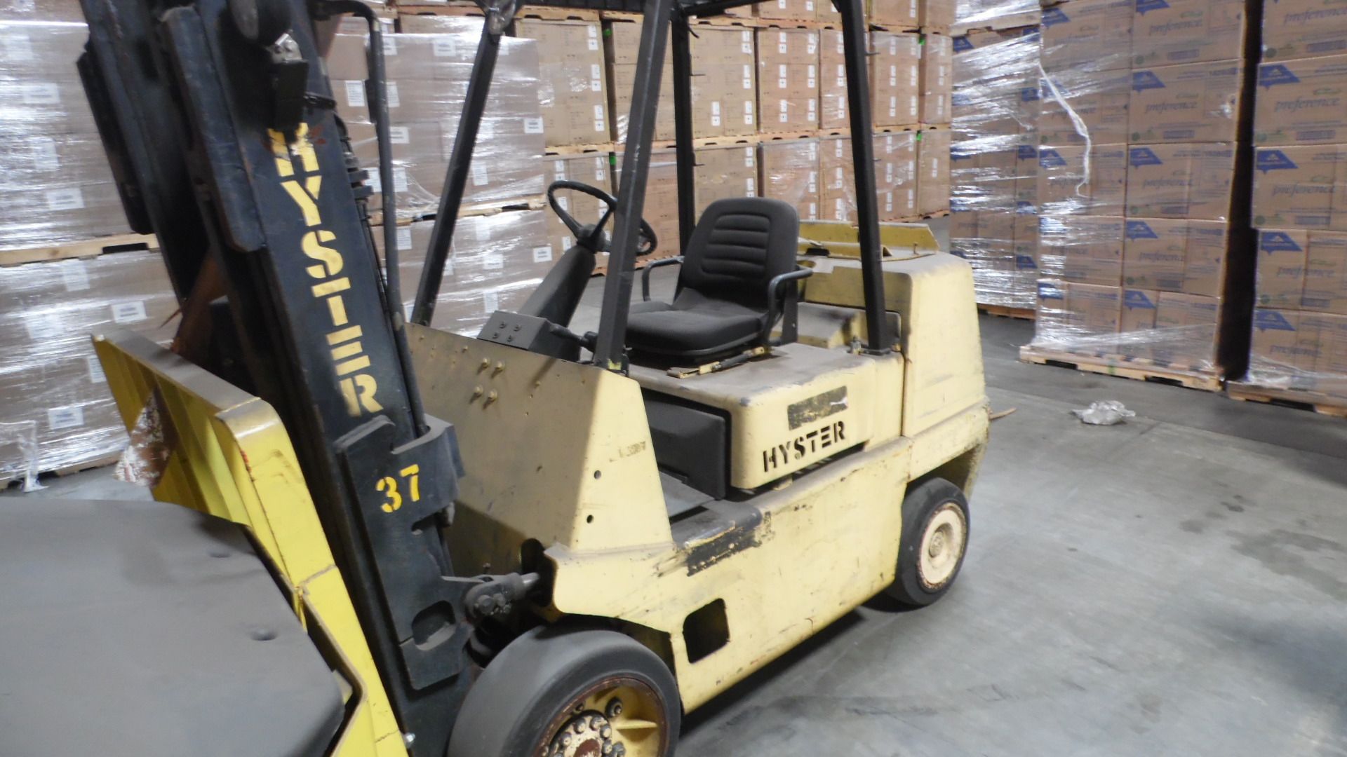 HYSTER FORKLIFT 8000-LB. (AS-IS)