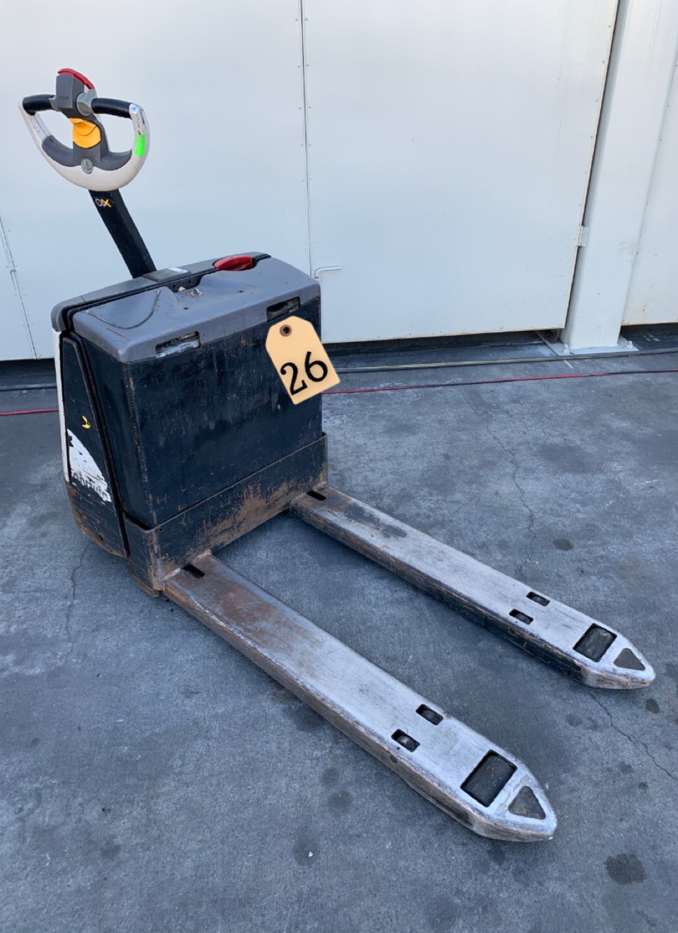 CROWN 4500 LB CAPACITY ELECTRIC PALLET JACK